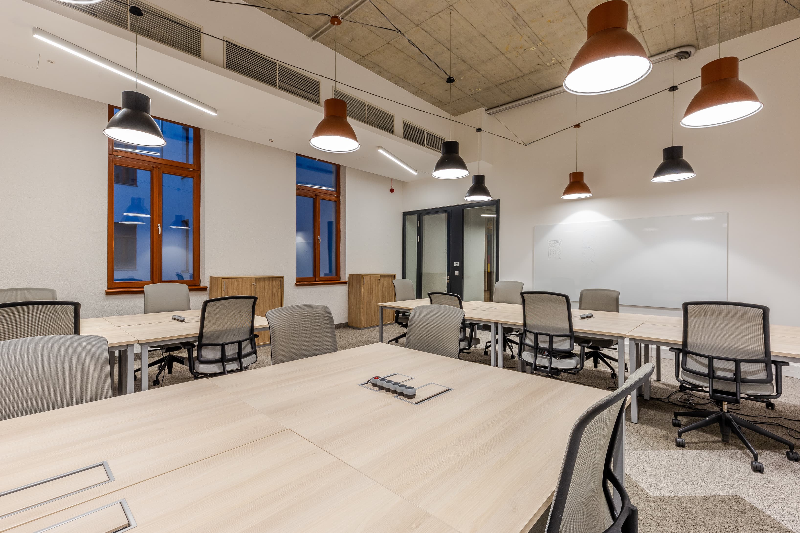 16-desks office 16-desks office