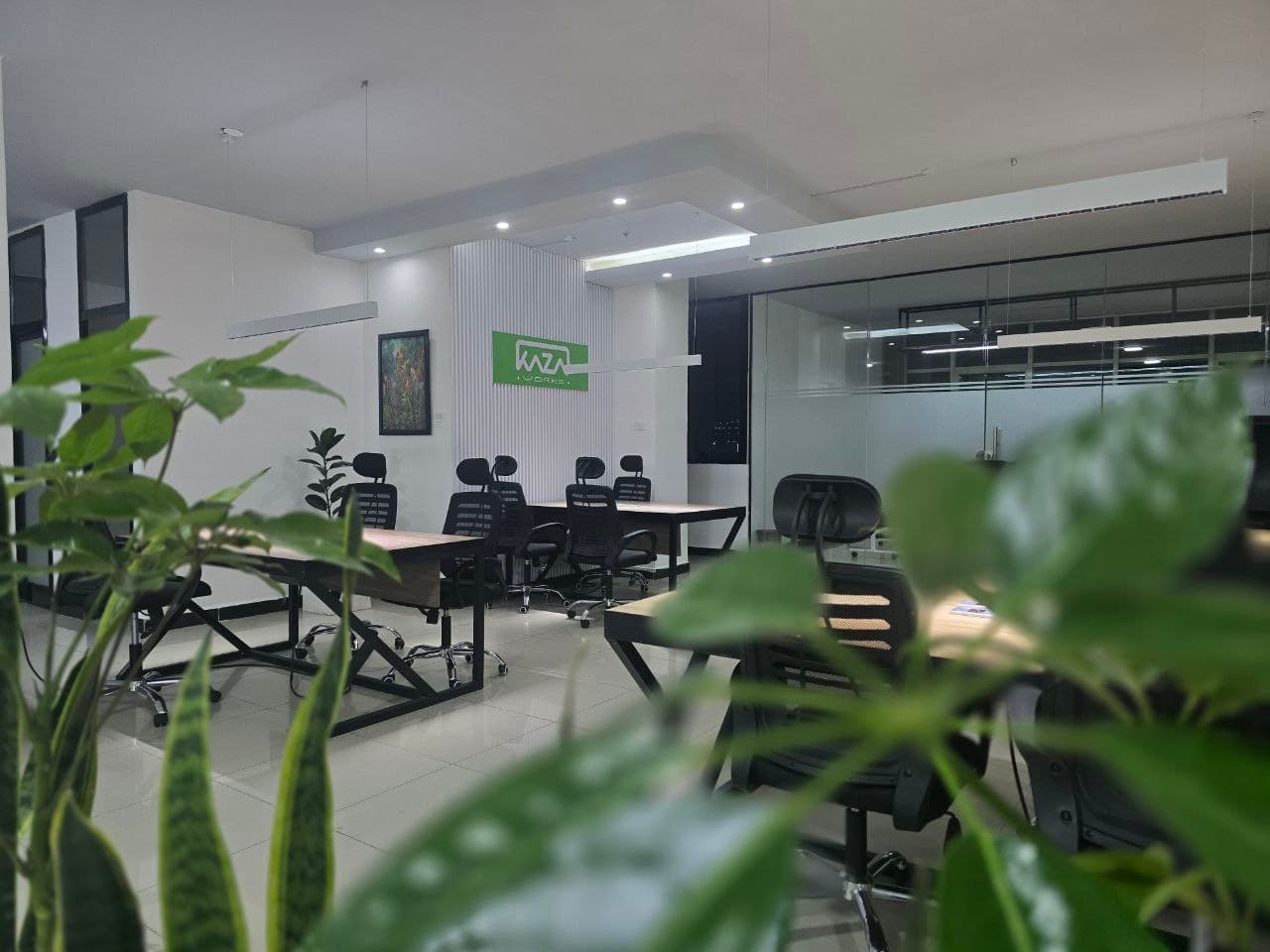 flexible daily and monthly desk space in a productive open environment flexible daily and monthly desk space in a productive open environment