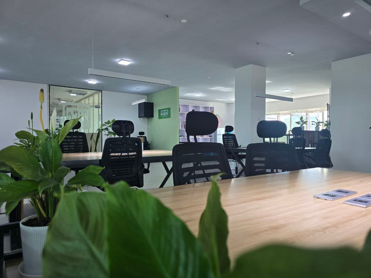 flexible daily and monthly desk space in a productive open environment flexible daily and monthly desk space in a productive open environment