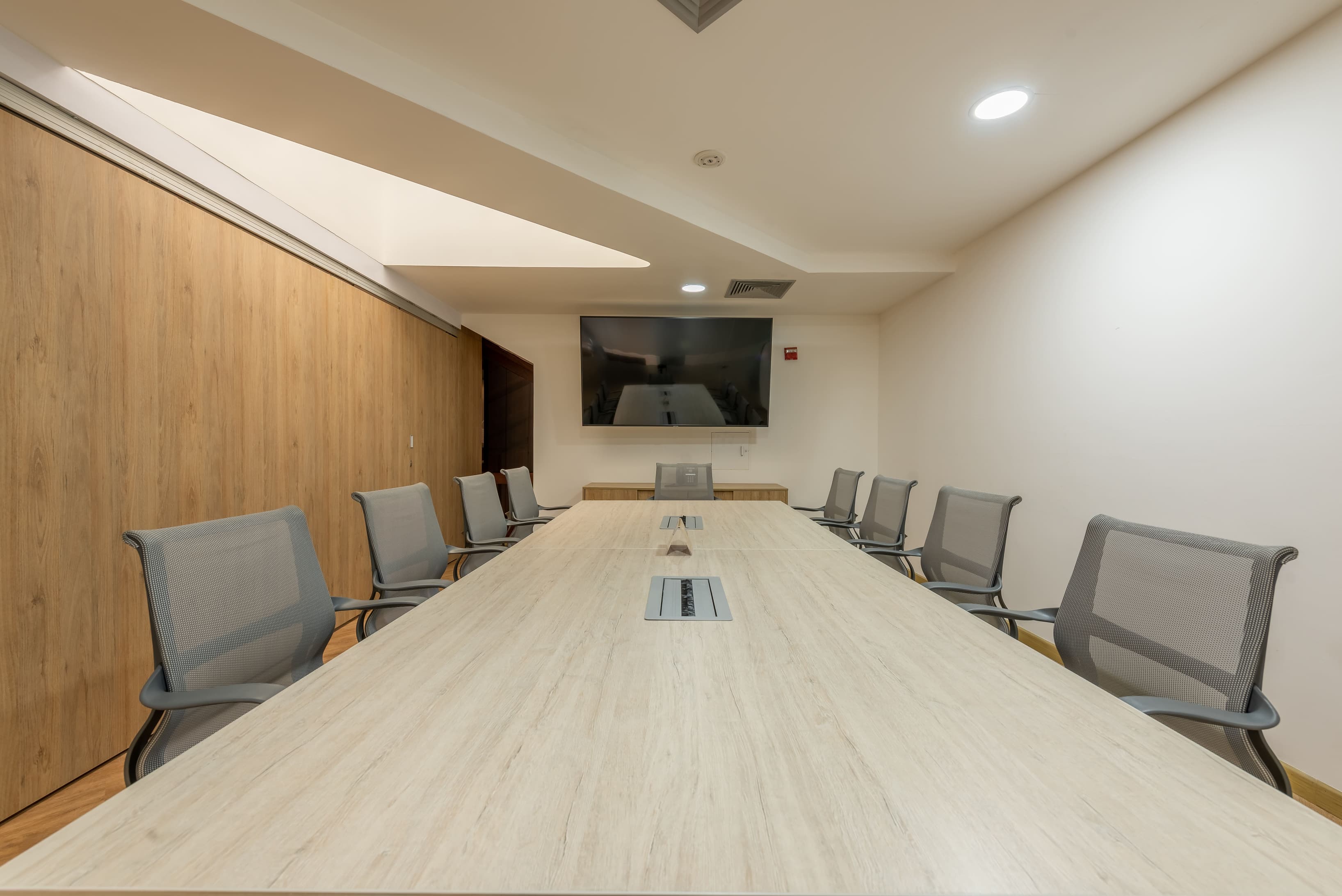 Meeting Room. Seating capacity: 10 people Meeting Room. Seating capacity: 10 people