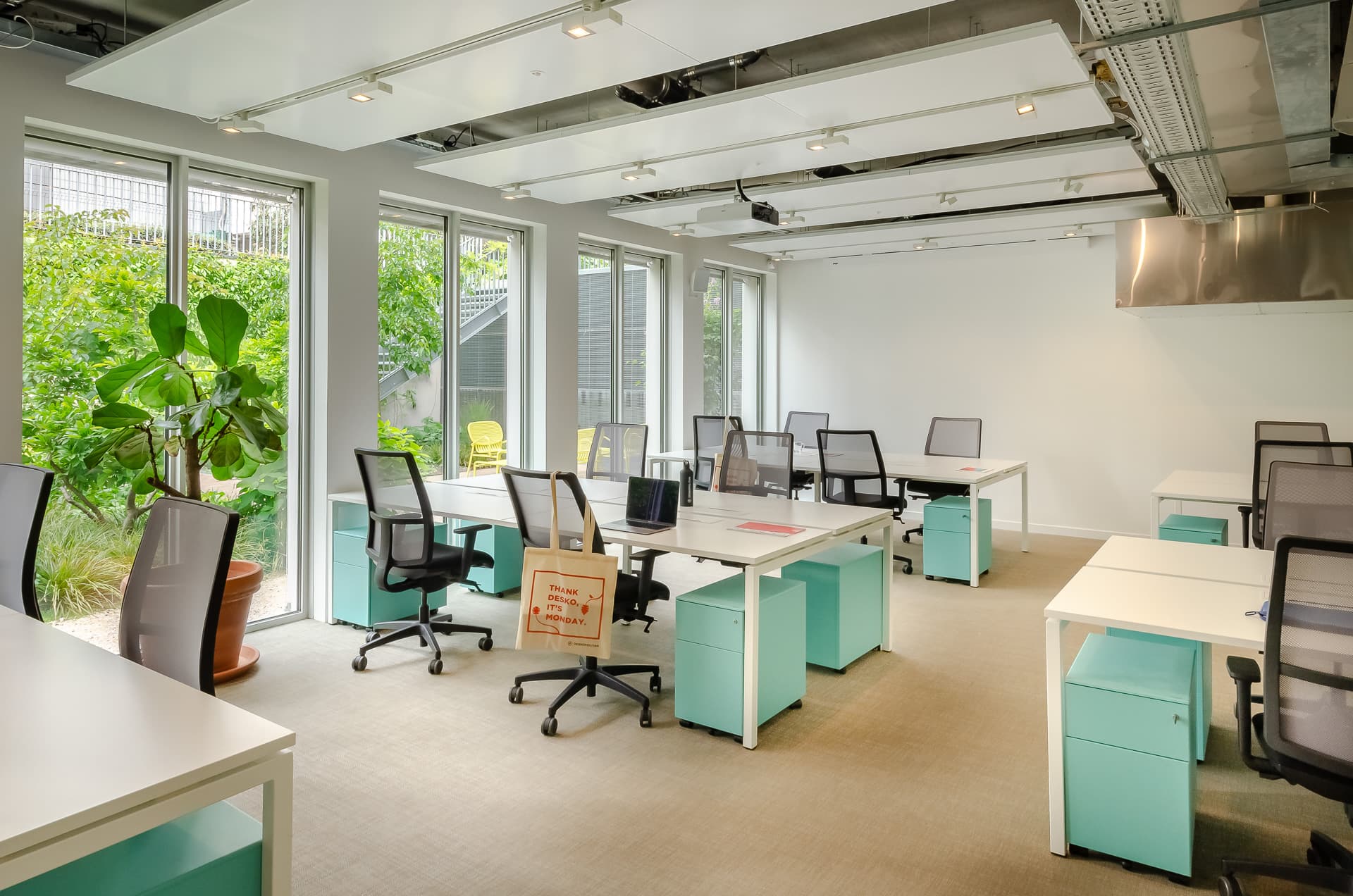 Private office - 27 workstations Private office - 27 workstations