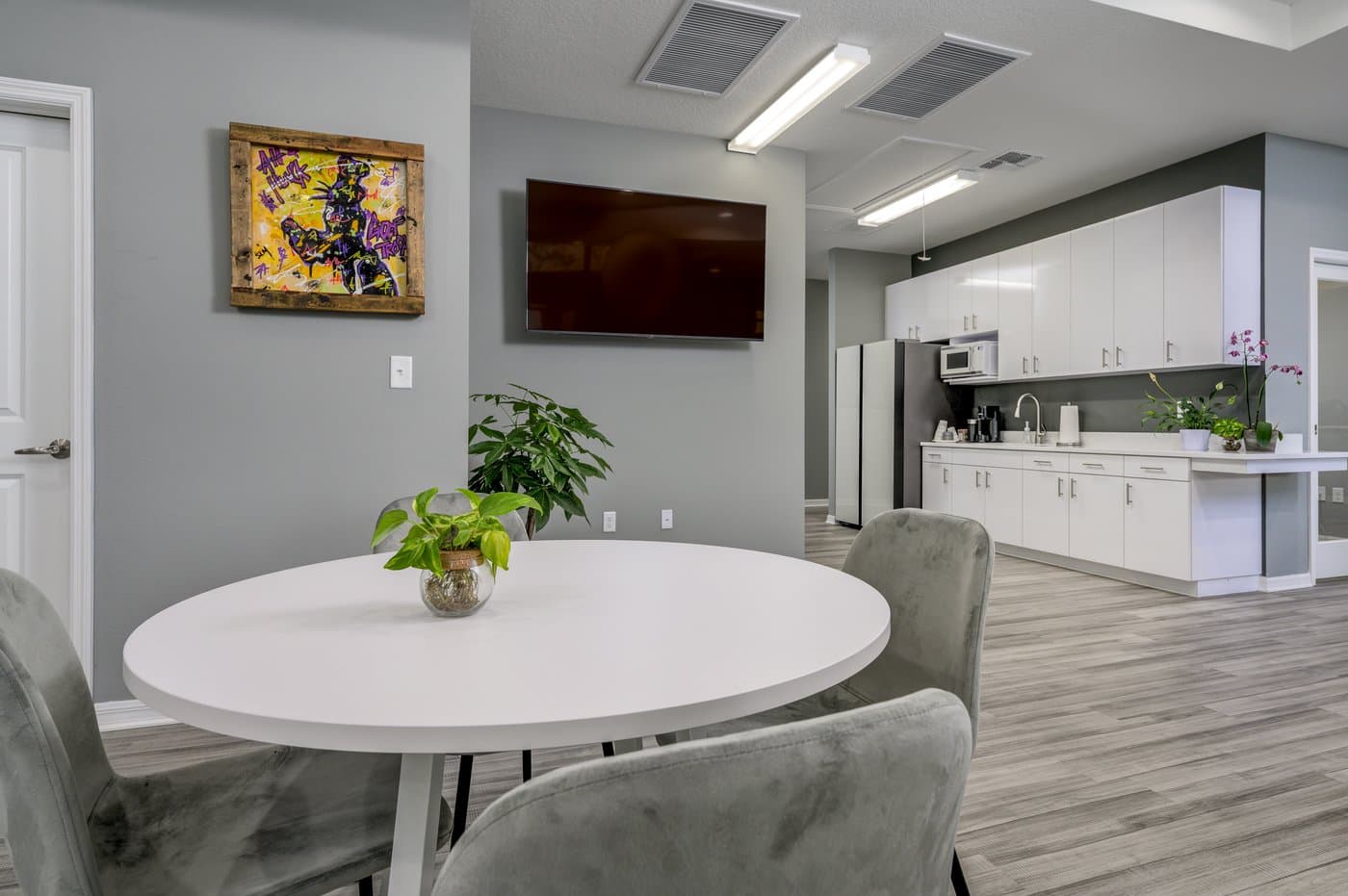 Member lounge with café seating at a Mango Space sister location (Wesley Chapel). Member lounge with café seating at a Mango Space sister location (Wesley Chapel).