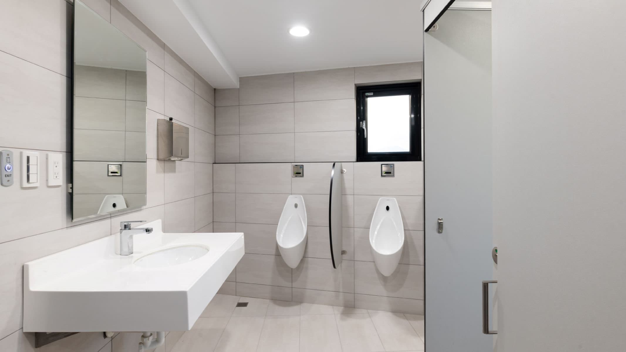 Toilets/ Bathroom Toilets/ Bathroom