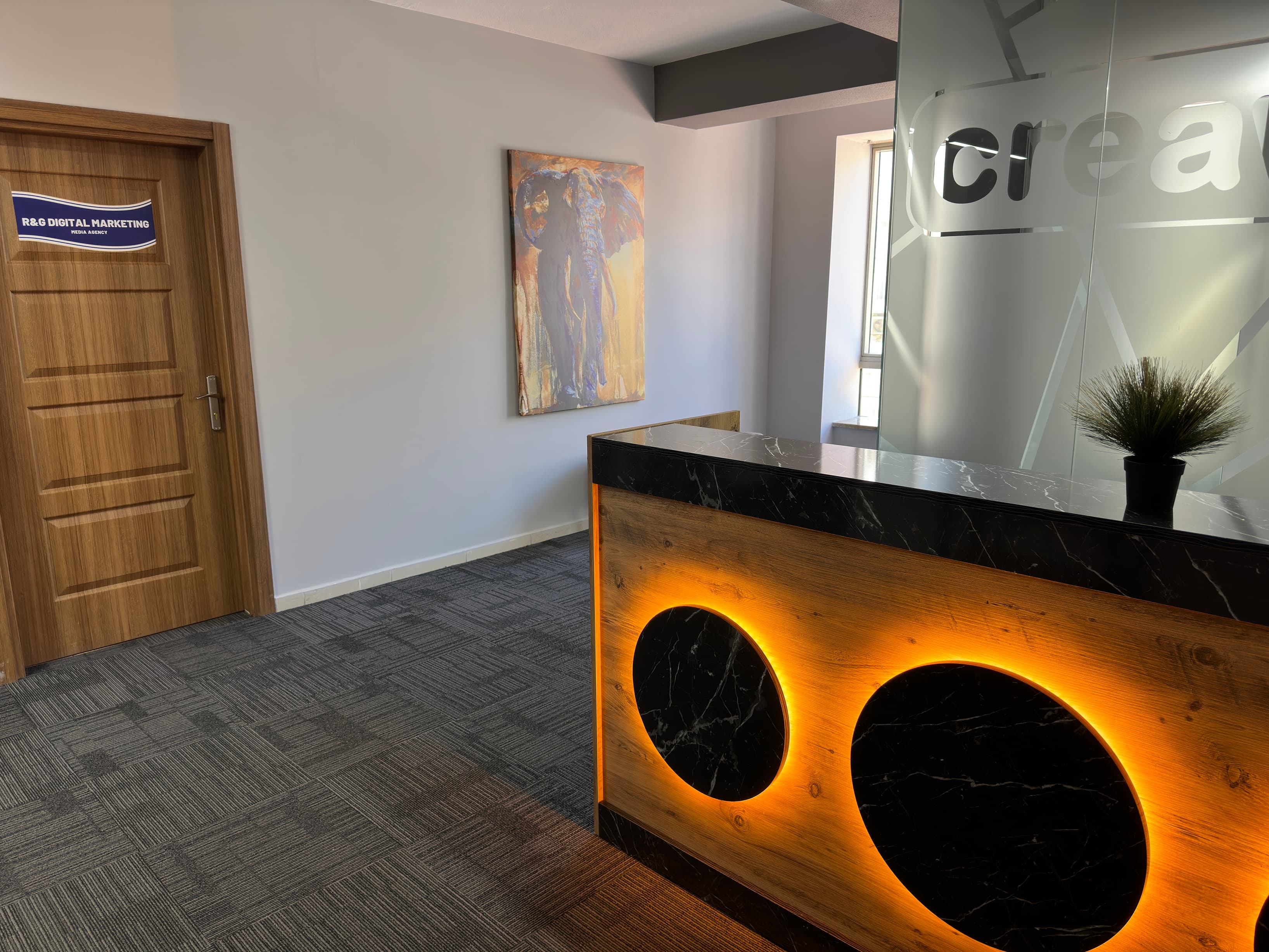 Our Creawork office services are specially prepared office rooms for you. Our Creawork office services are specially prepared office rooms for you.