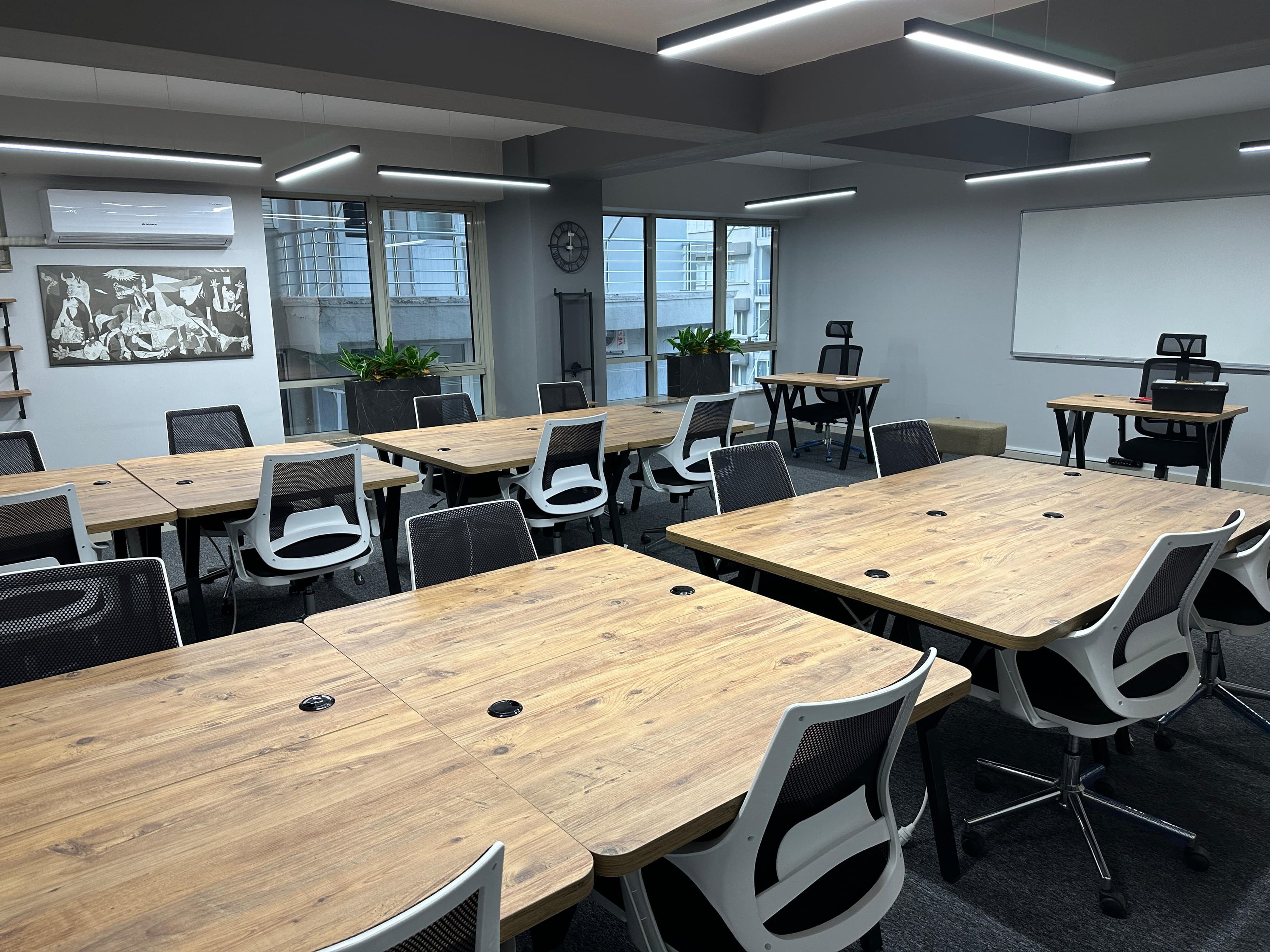 Our Creawork office services are specially prepared office rooms for you. Our Creawork office services are specially prepared office rooms for you.