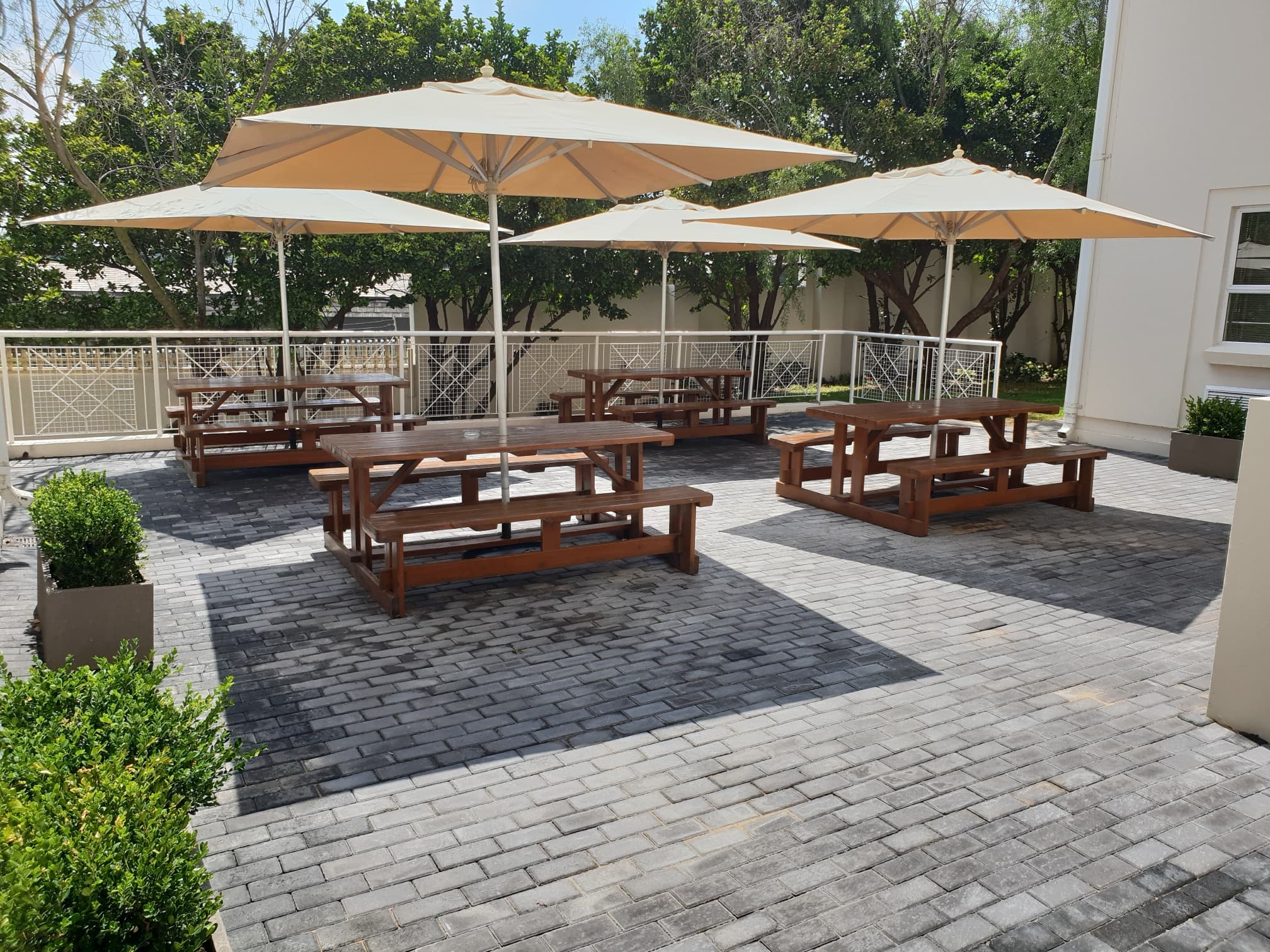 Outside/Smoking area Outside/Smoking area