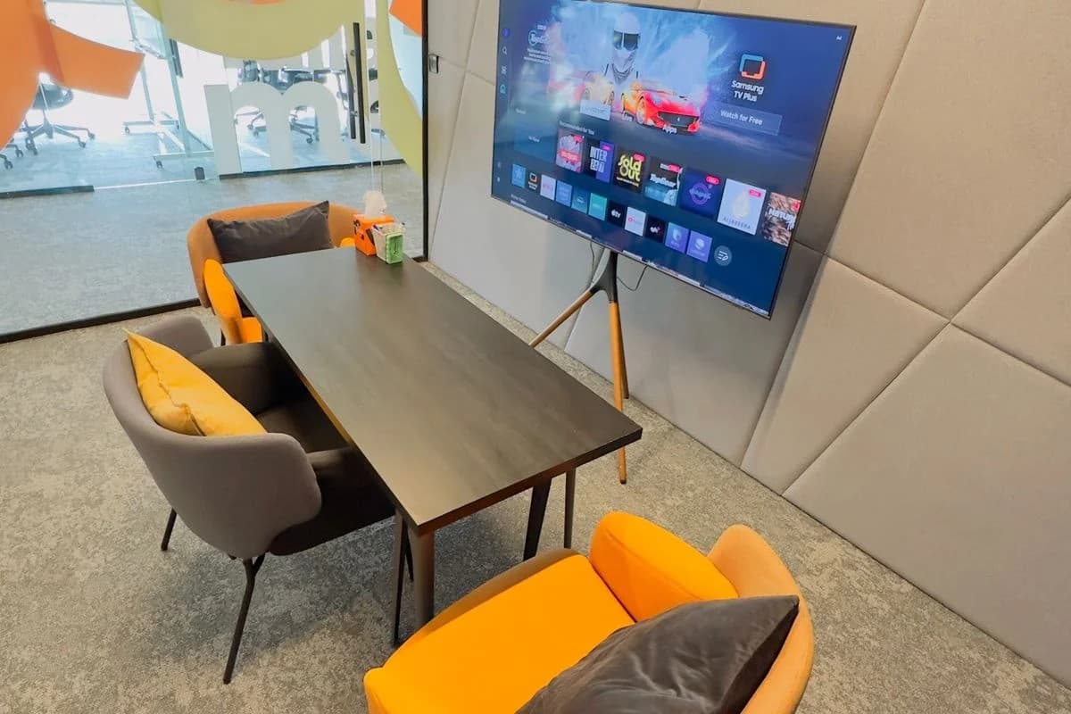 Co-zone workspace with ergonomic seating and natural light. Co-zone workspace with ergonomic seating and natural light.