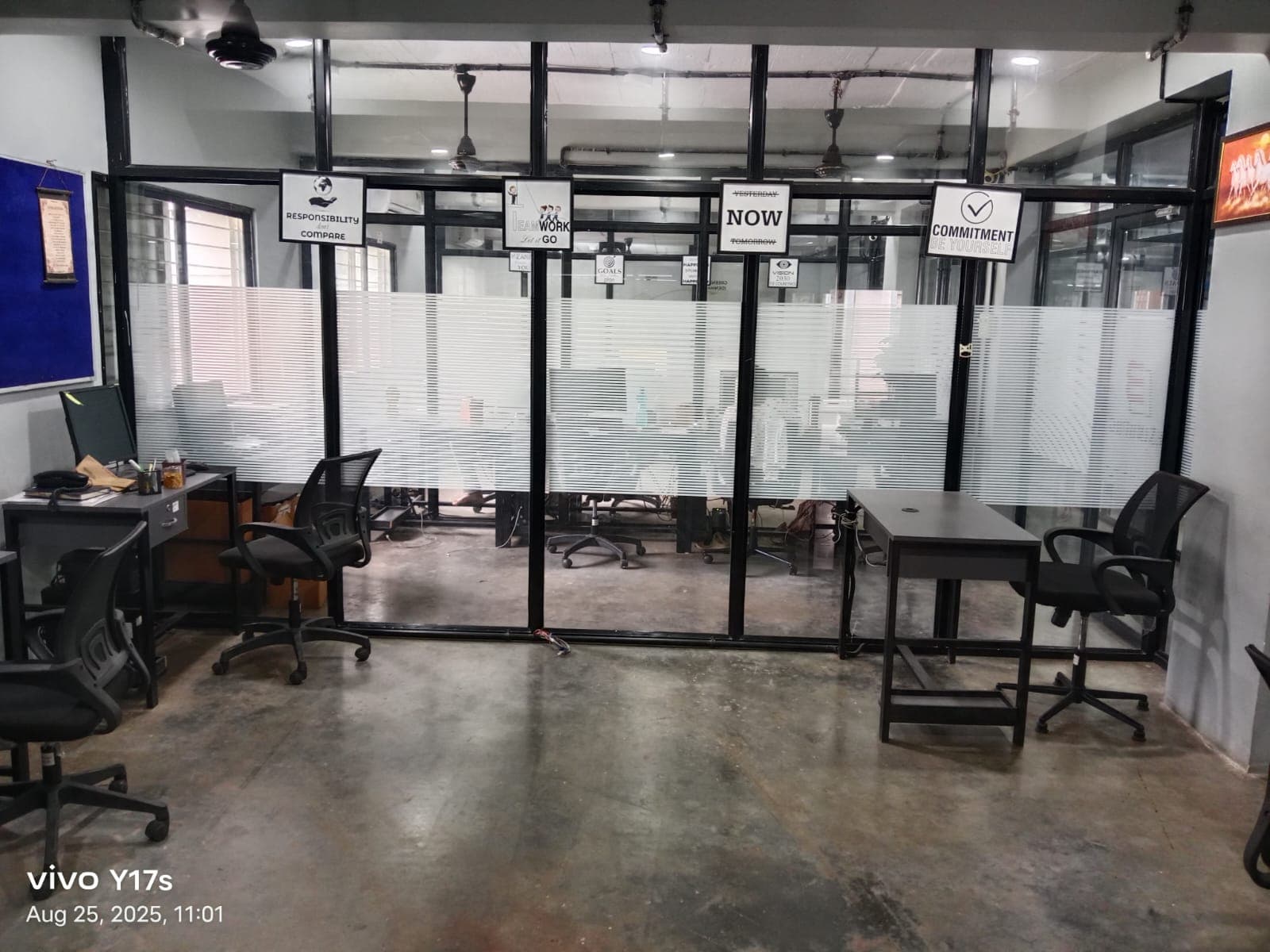 Office with 6 to 7 People Capacity Office with 6 to 7 People Capacity