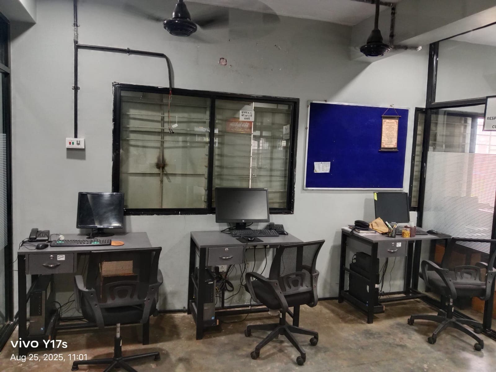 Office with 6 to 7 People Capacity Office with 6 to 7 People Capacity