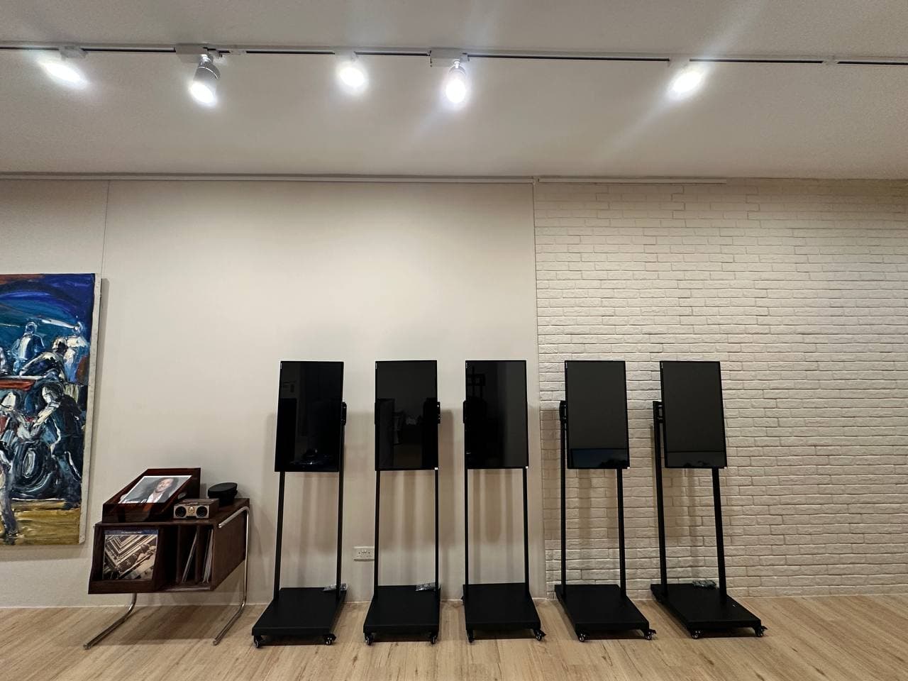 32" LED Screens 32" LED Screens