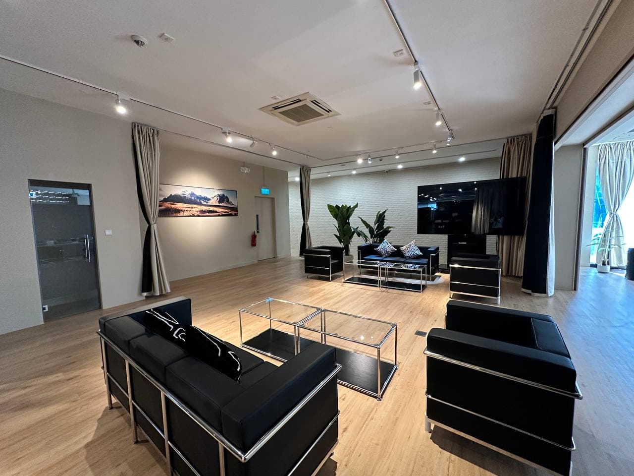 Events Space: The Discussion Lounge (600 sqft.) Events Space: The Discussion Lounge (600 sqft.)