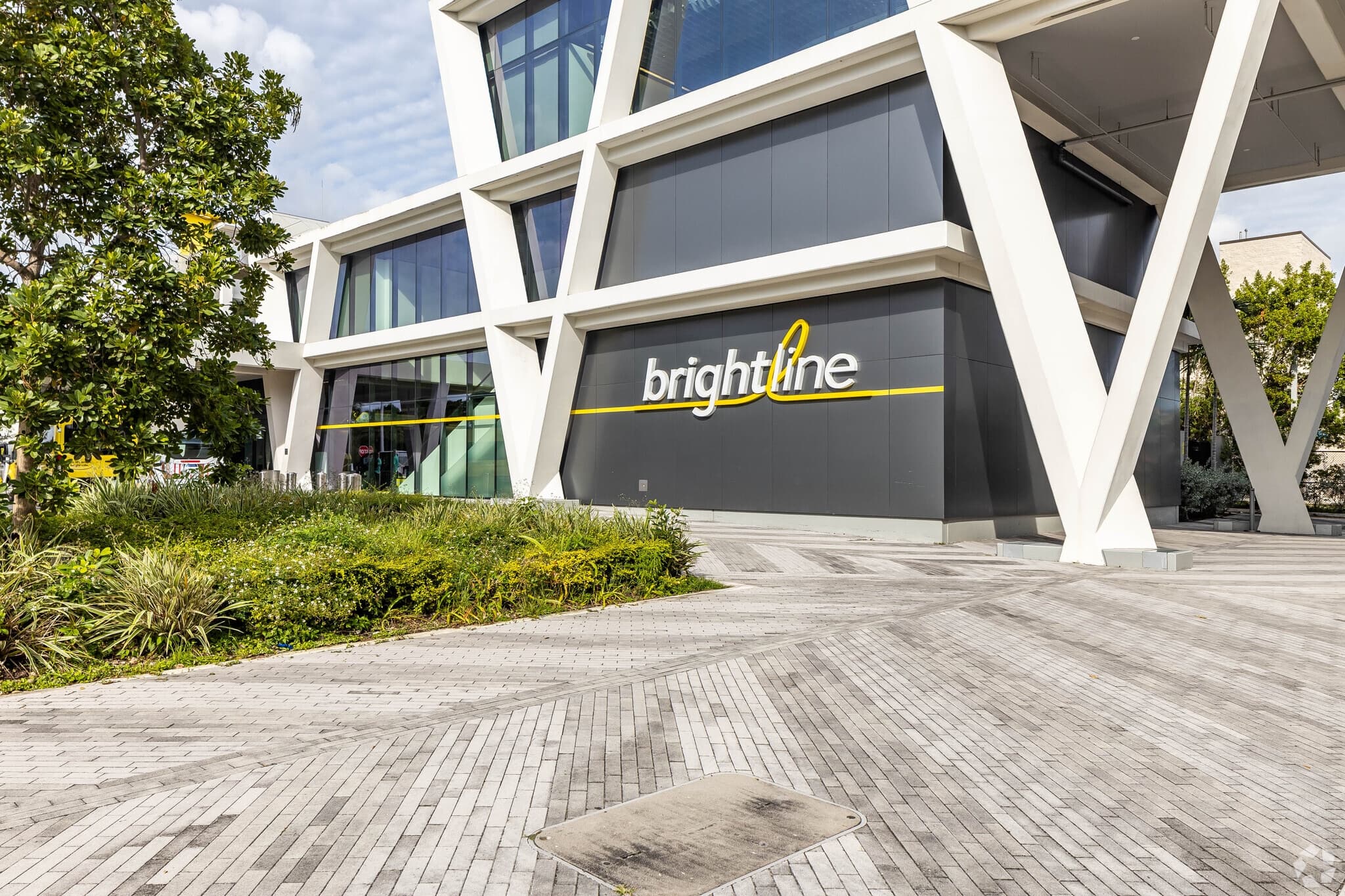 Modern Class A office building conveniently located near Brightline station Modern Class A office building conveniently located near Brightline station