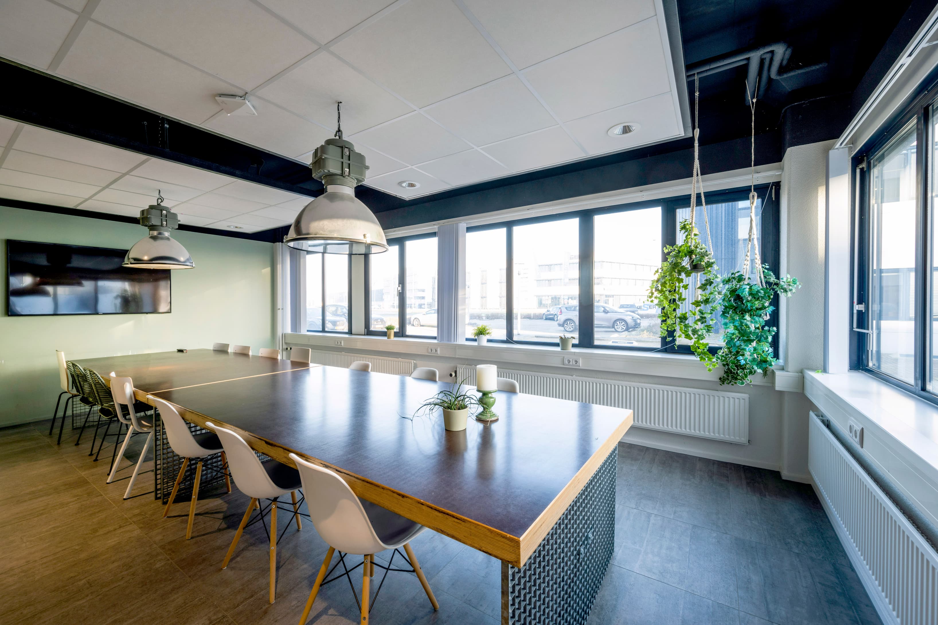 Bright meeting room with a large conference table, plenty of natural light and a professional setup for team sessions Bright meeting room with a large conference table, plenty of natural light and a professional setup for team sessions