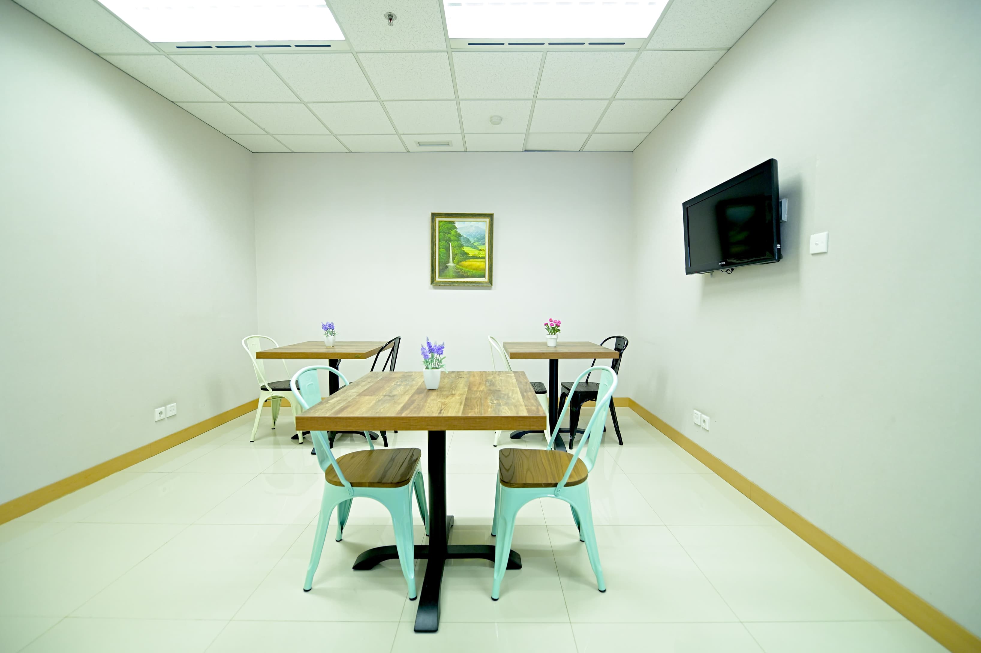 Relaxed lounge area for breaks, informal conversations, and waiting. Relaxed lounge area for breaks, informal conversations, and waiting.