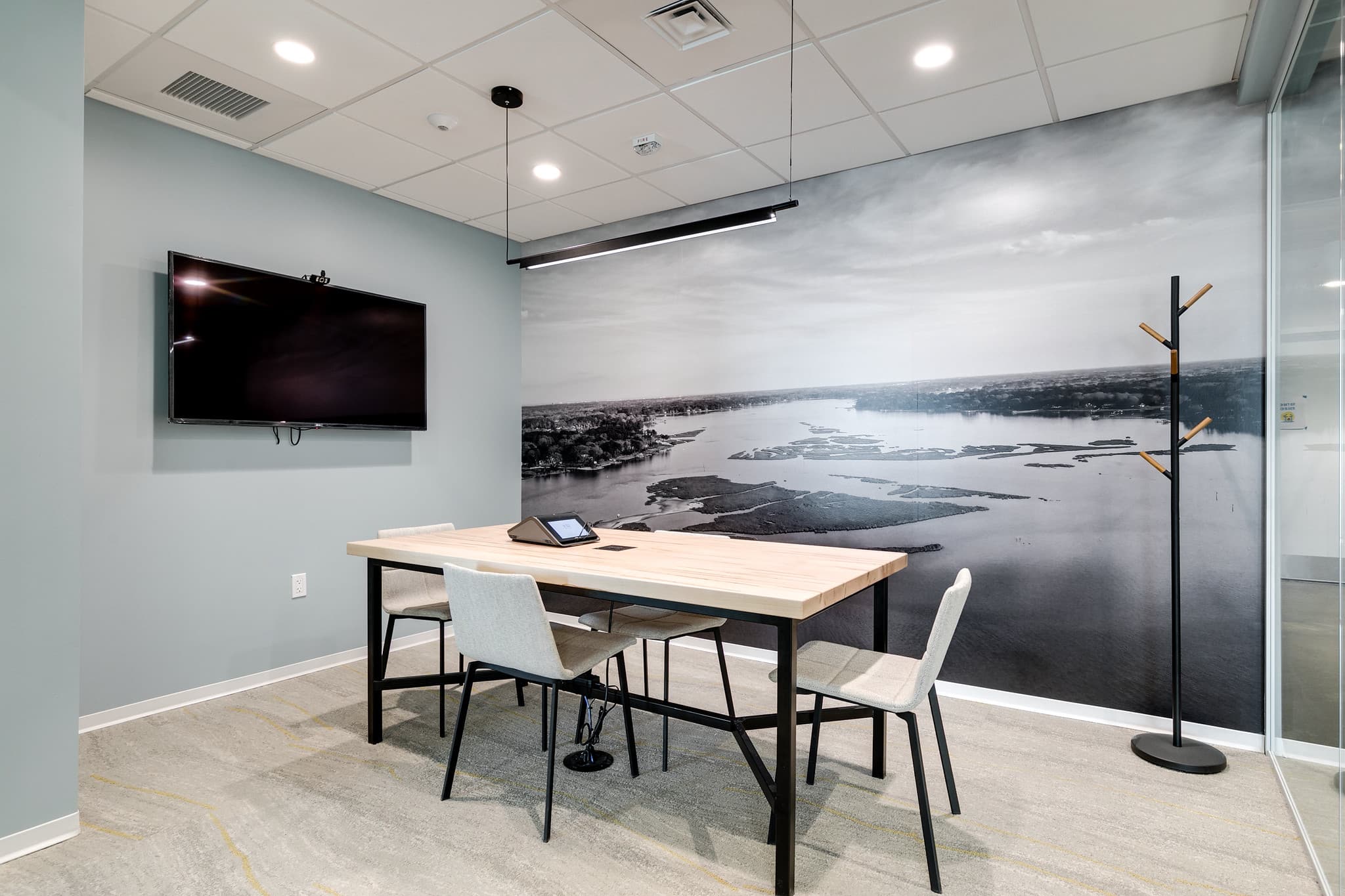 6-Person Meeting Room 6-Person Meeting Room