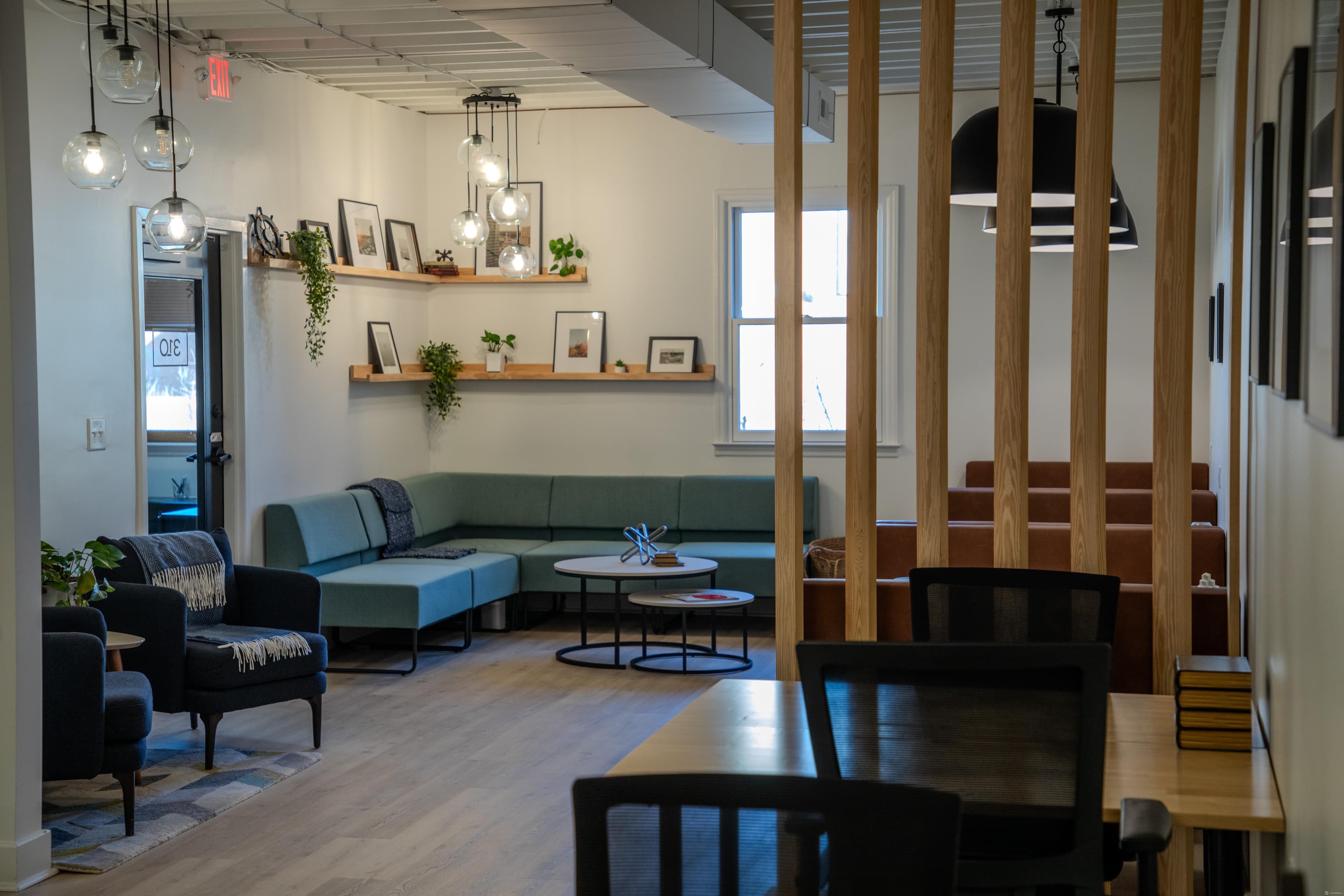 An inviting, modern, minimalist workspace. An inviting, modern, minimalist workspace.