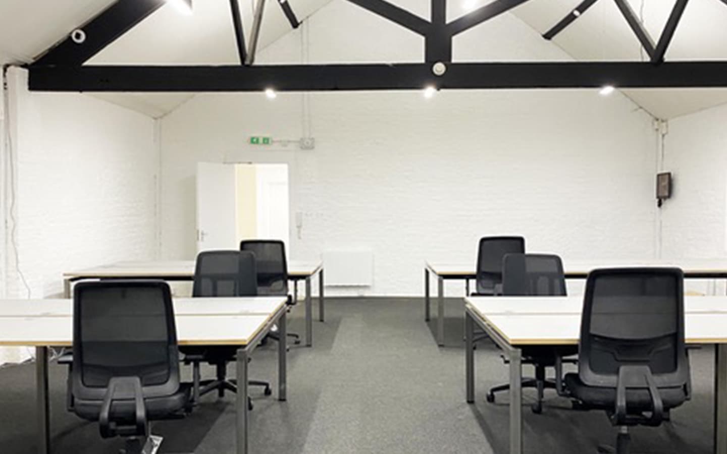 Fixed desks / Hot desks Fixed desks / Hot desks