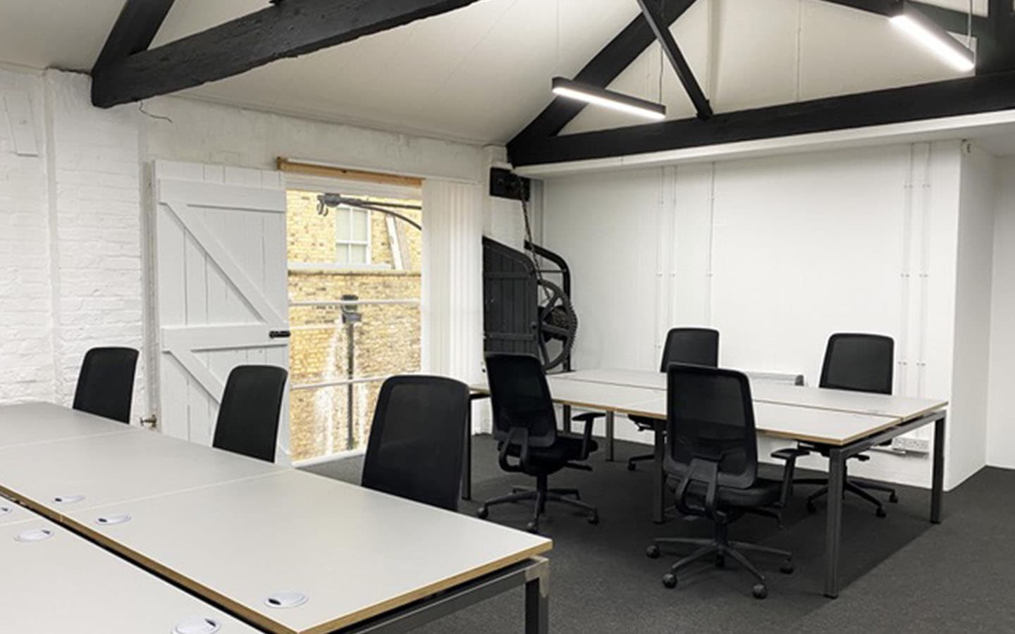 Fixed desks / Hot desks Fixed desks / Hot desks