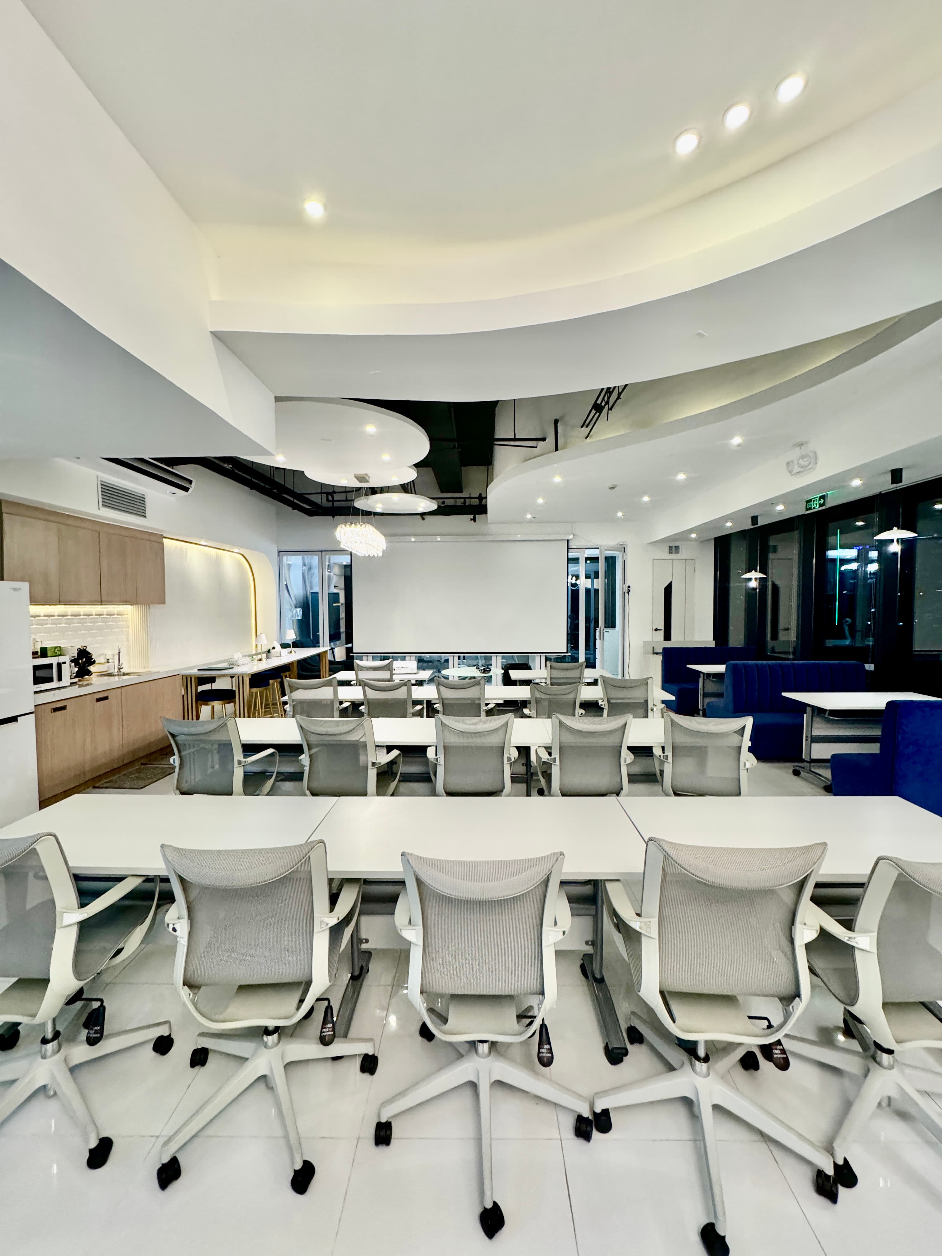 Bright and airy open-plan training area with modular furniture to accommodate various group sizes and interactive session Bright and airy open-plan training area with modular furniture to accommodate various group sizes and interactive session