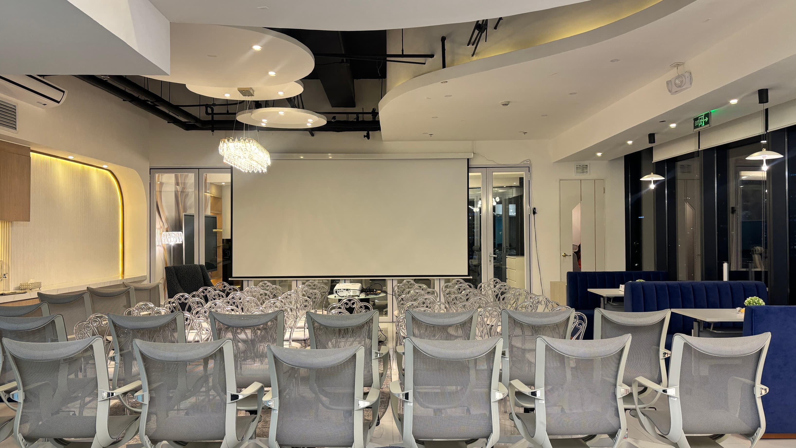 Bright and airy open-plan training area with modular furniture to accommodate various group sizes and interactive session Bright and airy open-plan training area with modular furniture to accommodate various group sizes and interactive session