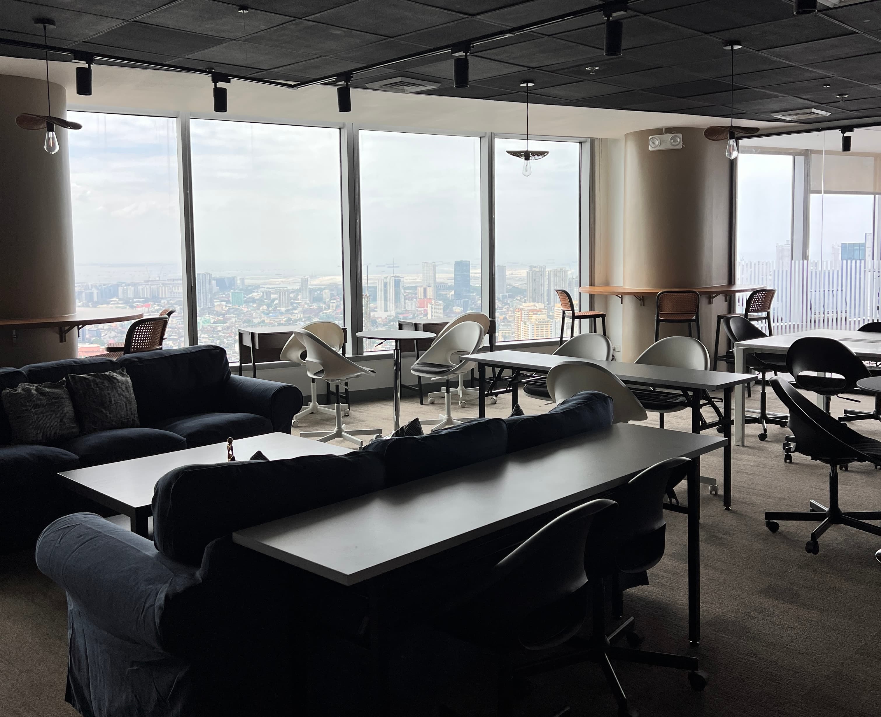 Coworking Area Capacity: 35 people Equipped with a 98-inch TV Furnished with a comfortable cloud sofa Coworking Area Capacity: 35 people Equipped with a 98-inch TV Furnished with a comfortable cloud sofa