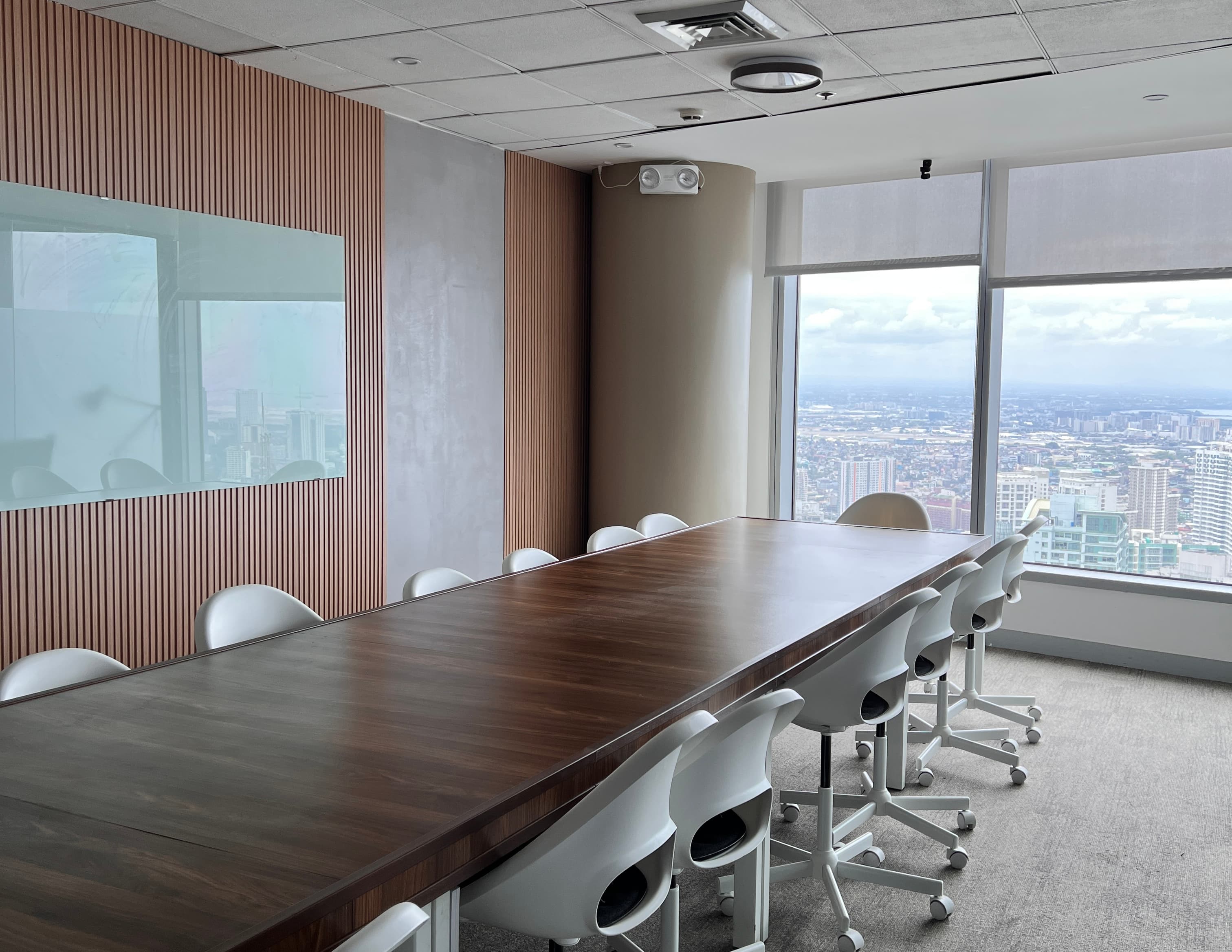 Dual 75" 4k TV screens with apple TV + dual OBSBot Tiny 2 camera for web conference Capacity: 18 people Dual 75" 4k TV screens with apple TV + dual OBSBot Tiny 2 camera for web conference Capacity: 18 people