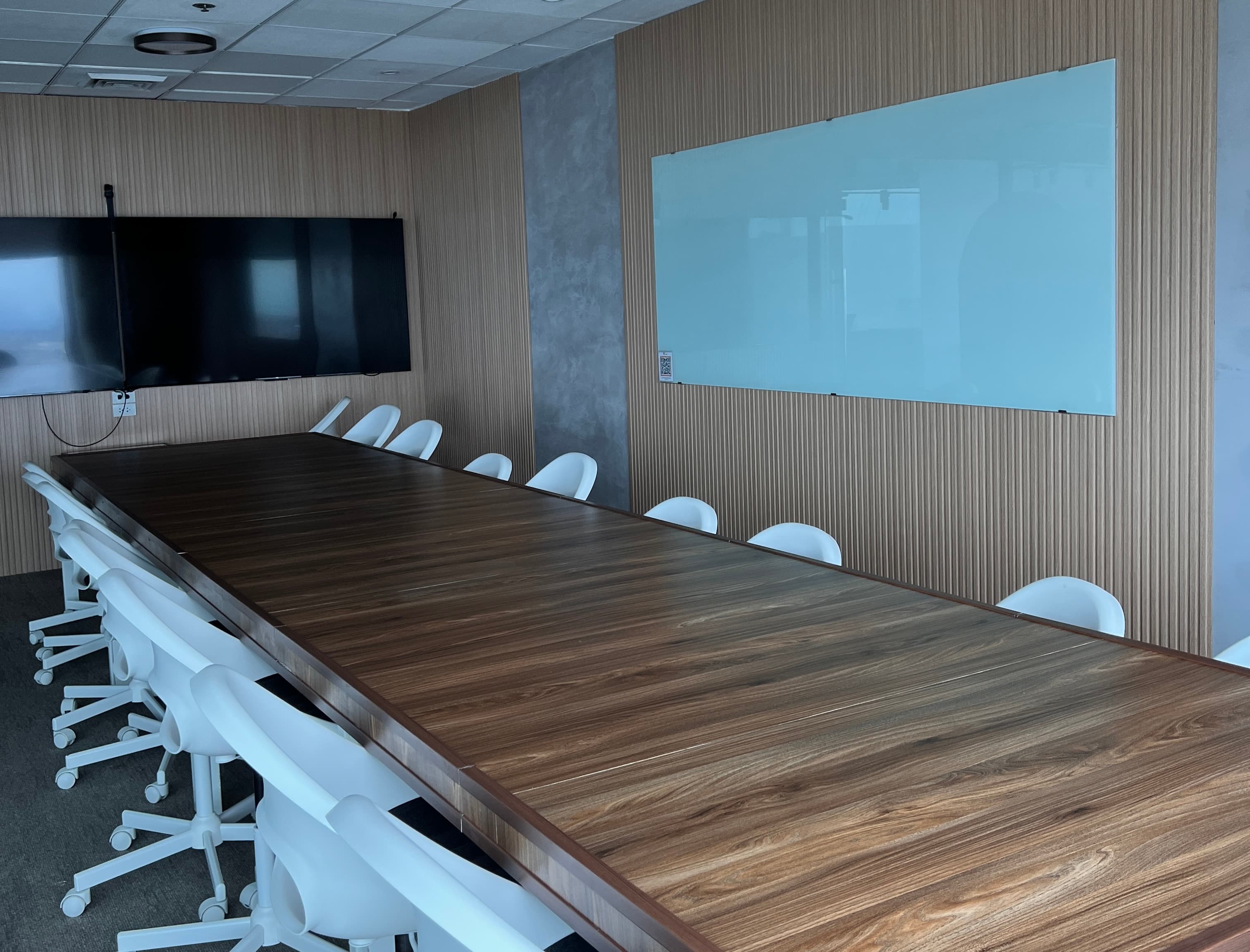 Dual 75" 4k TV screens with apple TV + dual OBSBot Tiny 2 camera for web conference Capacity: 18 people Dual 75" 4k TV screens with apple TV + dual OBSBot Tiny 2 camera for web conference Capacity: 18 people