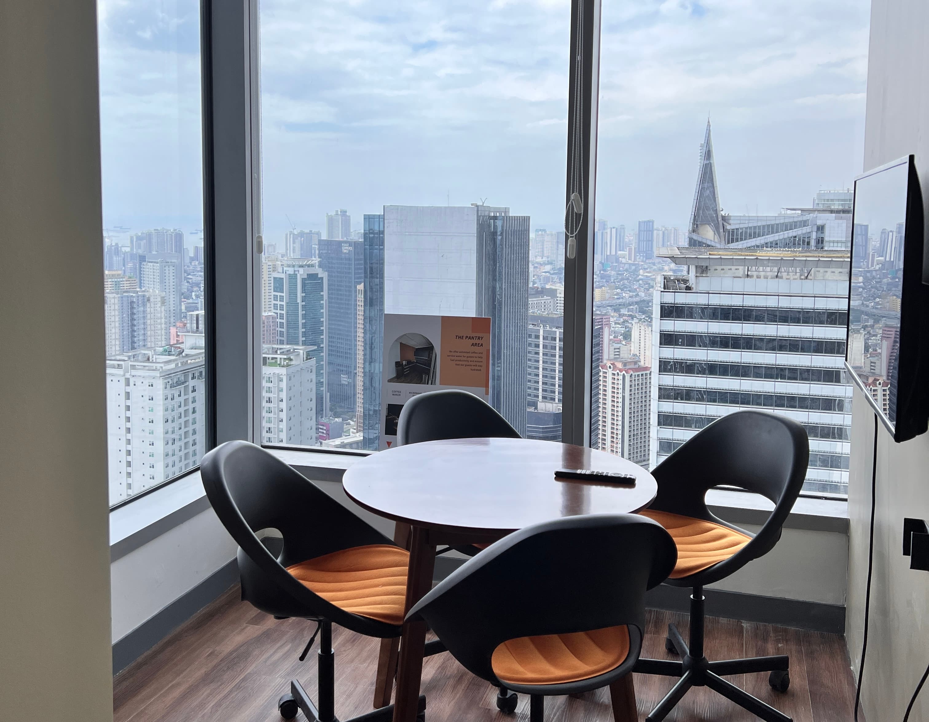 55" 4k TV screen with apple TV. 5 lounge seatings setup. Capacity: 4 people 55" 4k TV screen with apple TV. 5 lounge seatings setup. Capacity: 4 people