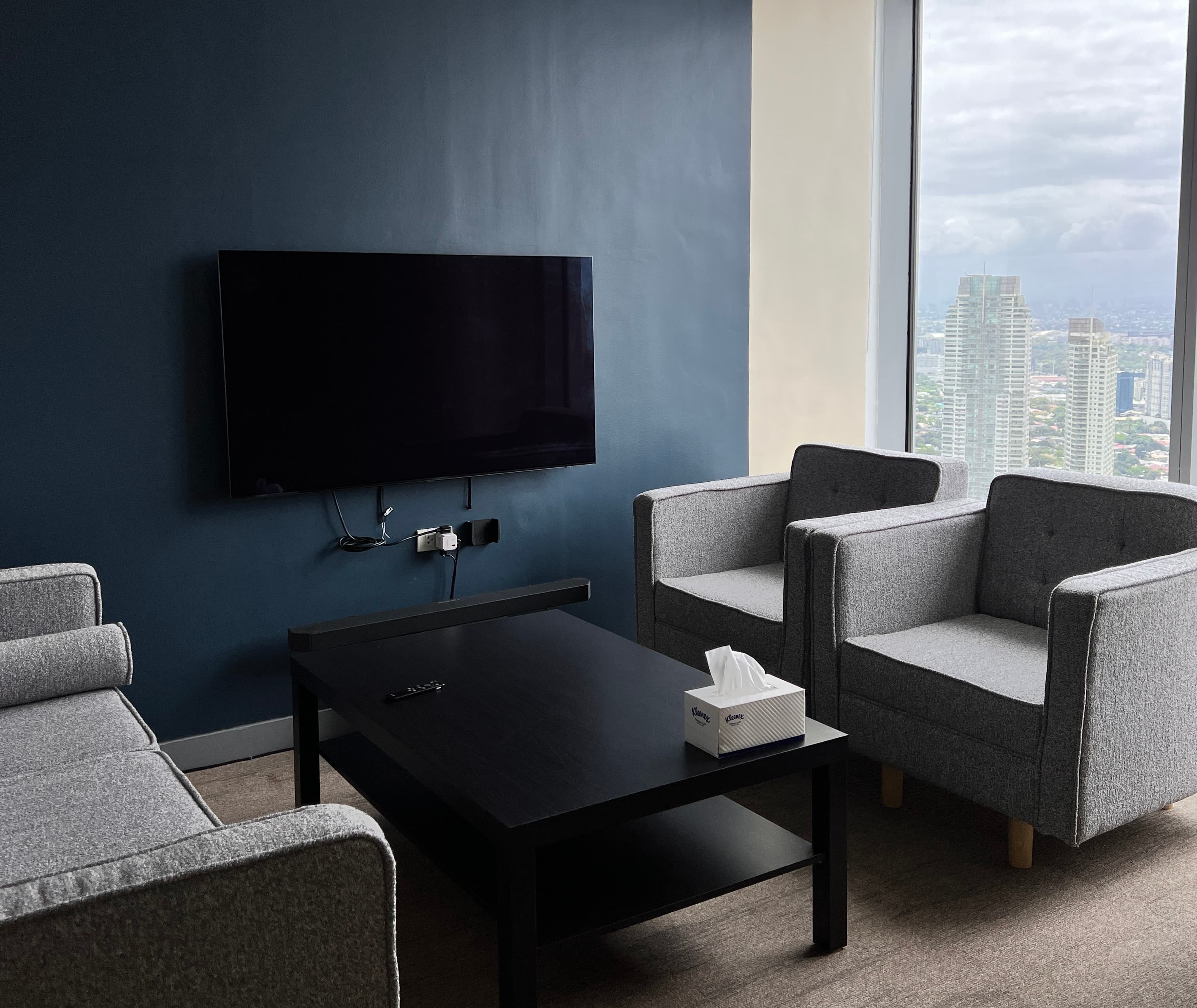 55" 4k TV screen with apple TV + white board. Capacity: 5 people 55" 4k TV screen with apple TV + white board. Capacity: 5 people