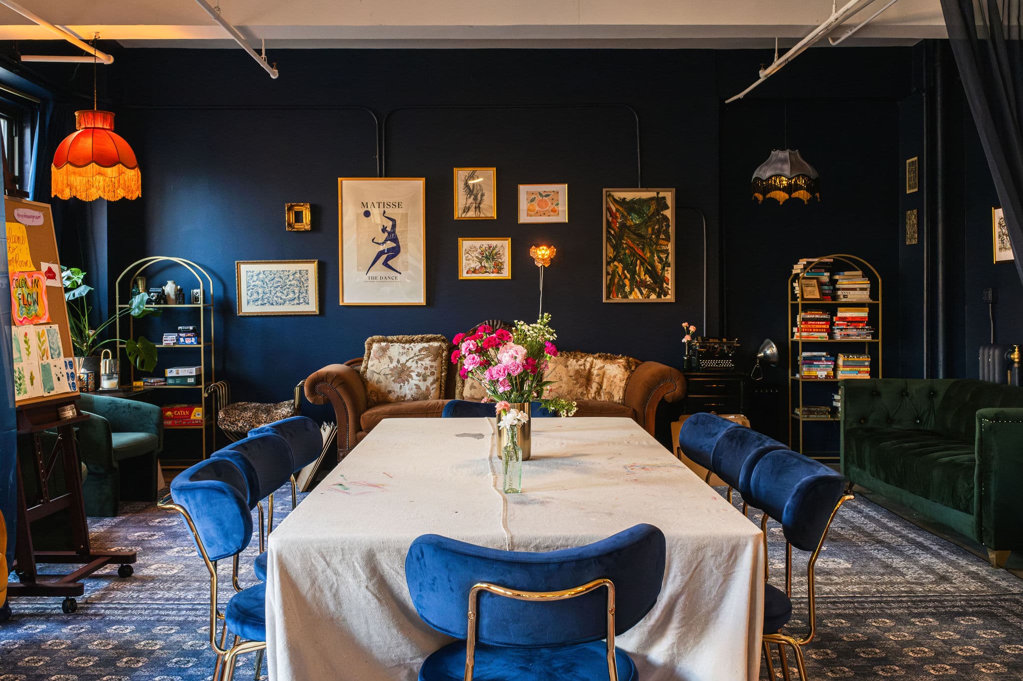 Open table space in a beautiful, creative setting Open table space in a beautiful, creative setting