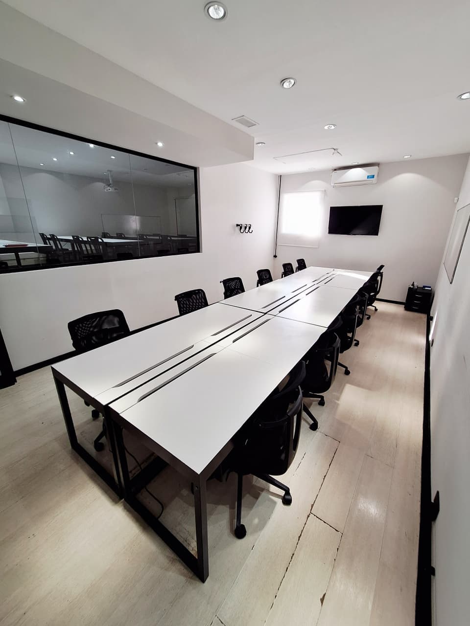 Oficina con capacidad para 12 personas. Consultar disponibilidad. Oficina con capacidad para 12 personas. Consultar disponibilidad.