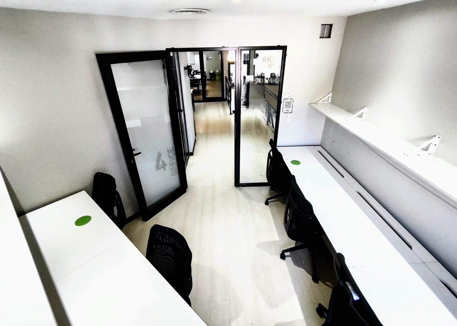 Oficina con capacidad para 4 personas. Consultar disponibilidad. Oficina con capacidad para 4 personas. Consultar disponibilidad.