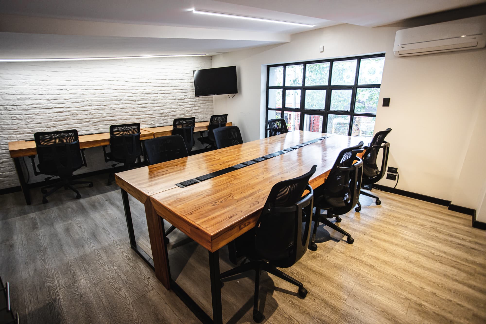 Oficina con capacidad para 10 personas. Oficina con capacidad para 10 personas.