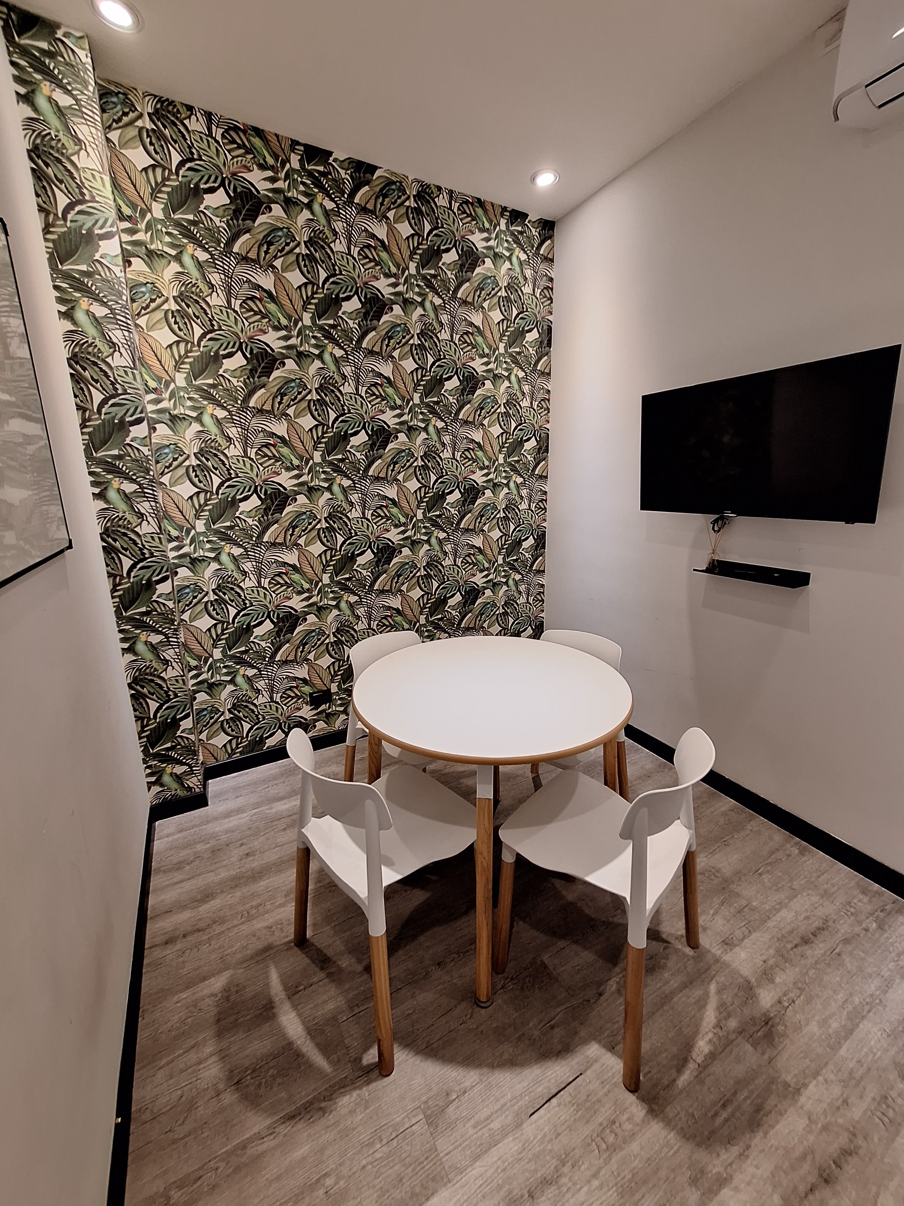 Sala de reunión con capacidad para 4 personas. Sala de reunión con capacidad para 4 personas.
