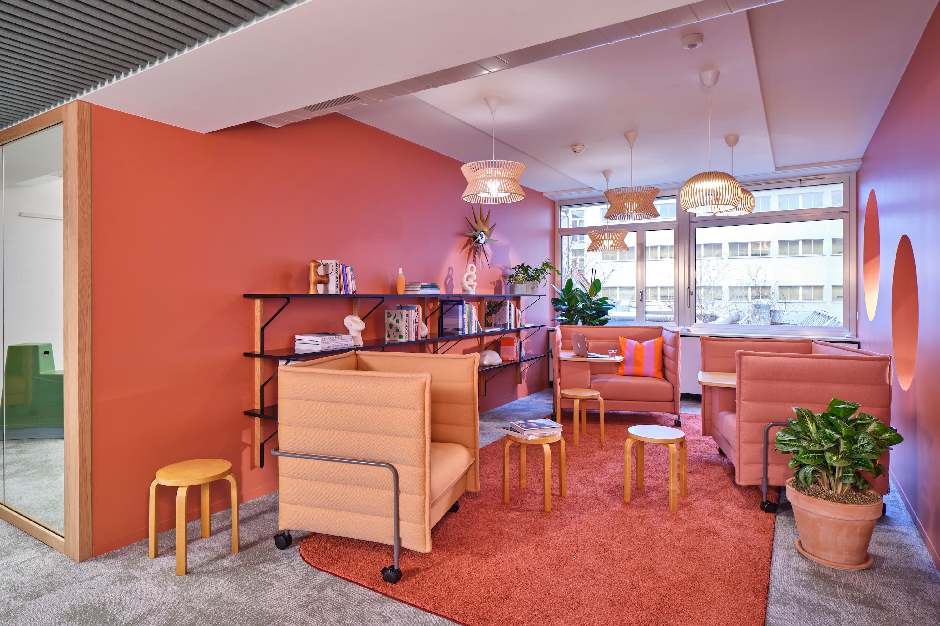 Cozy lounge corner with warm tones and stylish design – a relaxed space for breaks, casual meetings or creative thinking. Cozy lounge corner with warm tones and stylish design – a relaxed space for breaks, casual meetings or creative thinking.