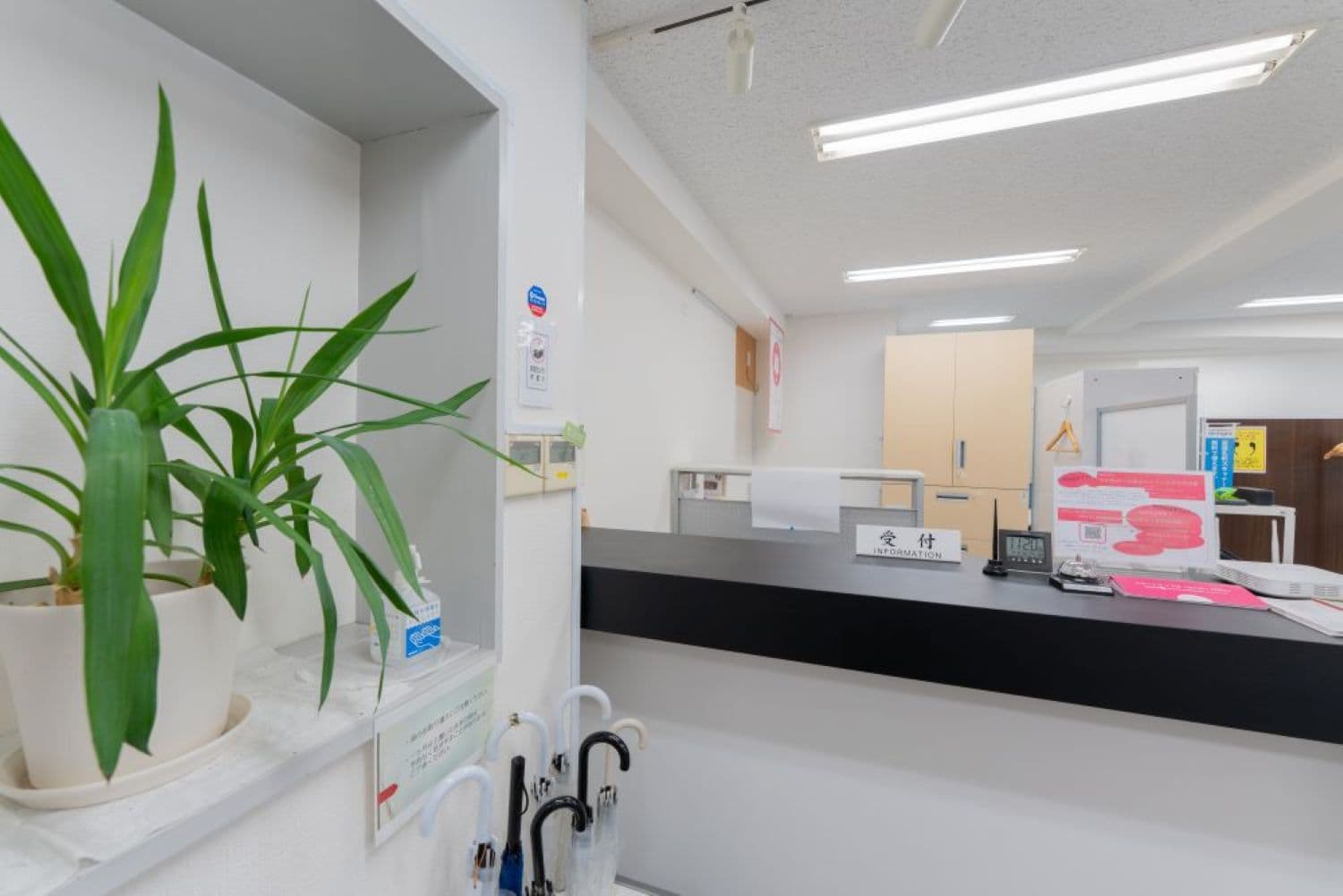 Reception Desk Please stop by the front desk upon arrival. Our friendly staff will be happy to welcome you and show you aroun Reception Desk Please stop by the front desk upon arrival. Our friendly staff will be happy to welcome you and show you aroun