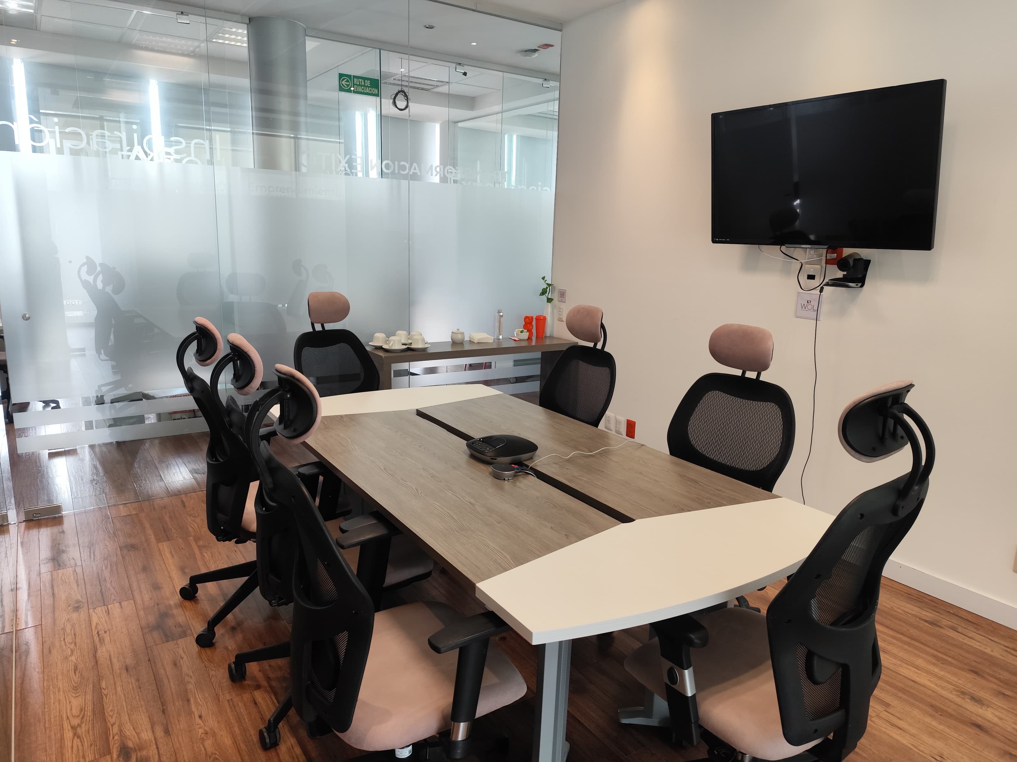 Nuestra sala de juntas para 8 personas es ideal para reuniones, capacitaciones y con tecnologĂa para videoconferencias Nuestra sala de juntas para 8 personas es ideal para reuniones, capacitaciones y con tecnologĂa para videoconferencias