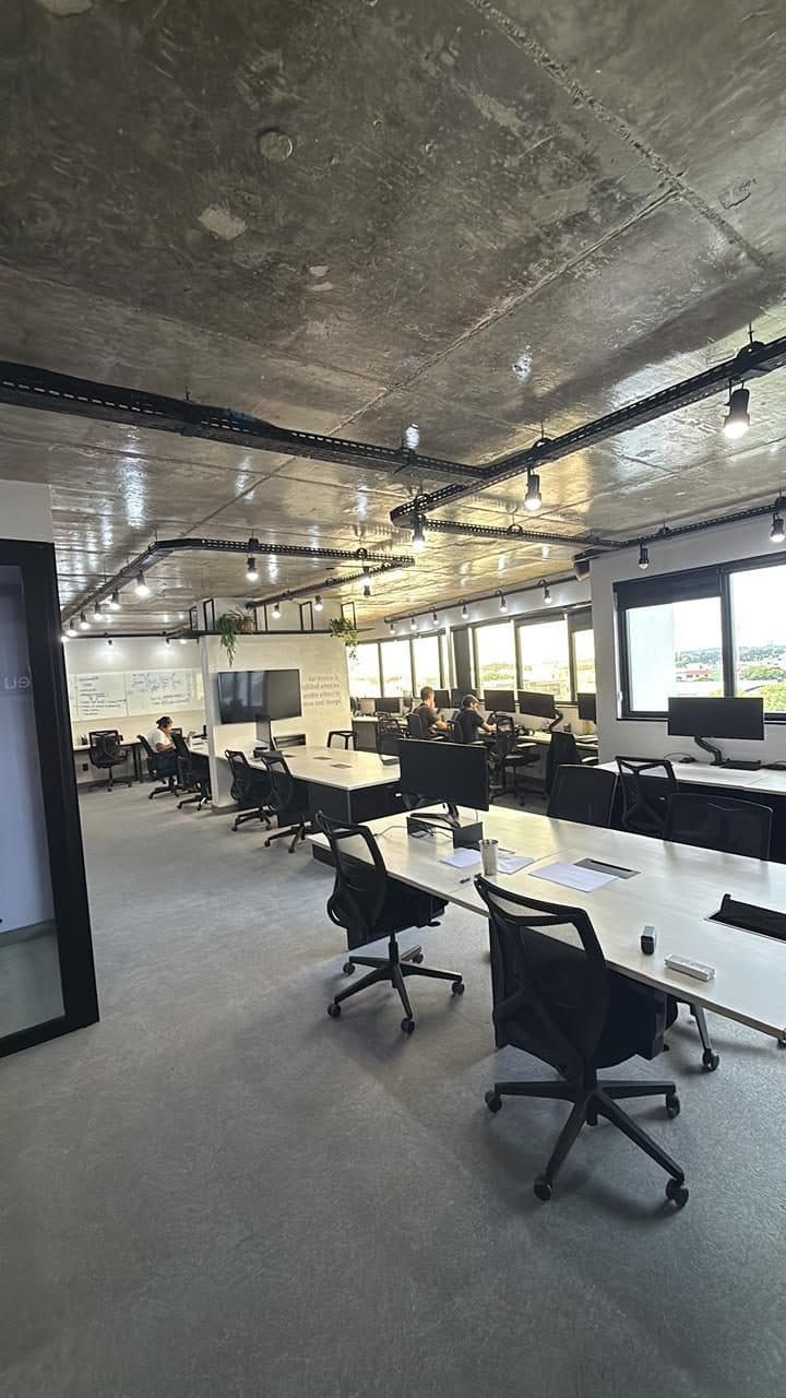 Coworking com estações equipadas com monitor ultrawide 29" e cadeiras ergonômicas Coworking com estações equipadas com monitor ultrawide 29" e cadeiras ergonômicas