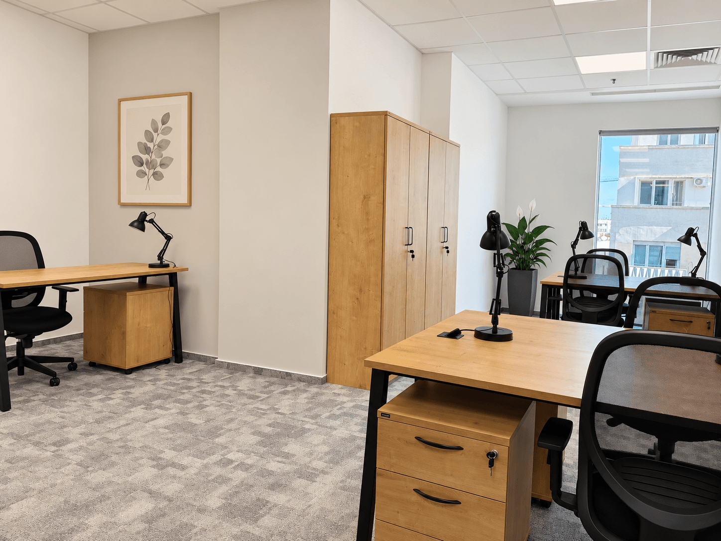 office with 6 workstations office with 6 workstations