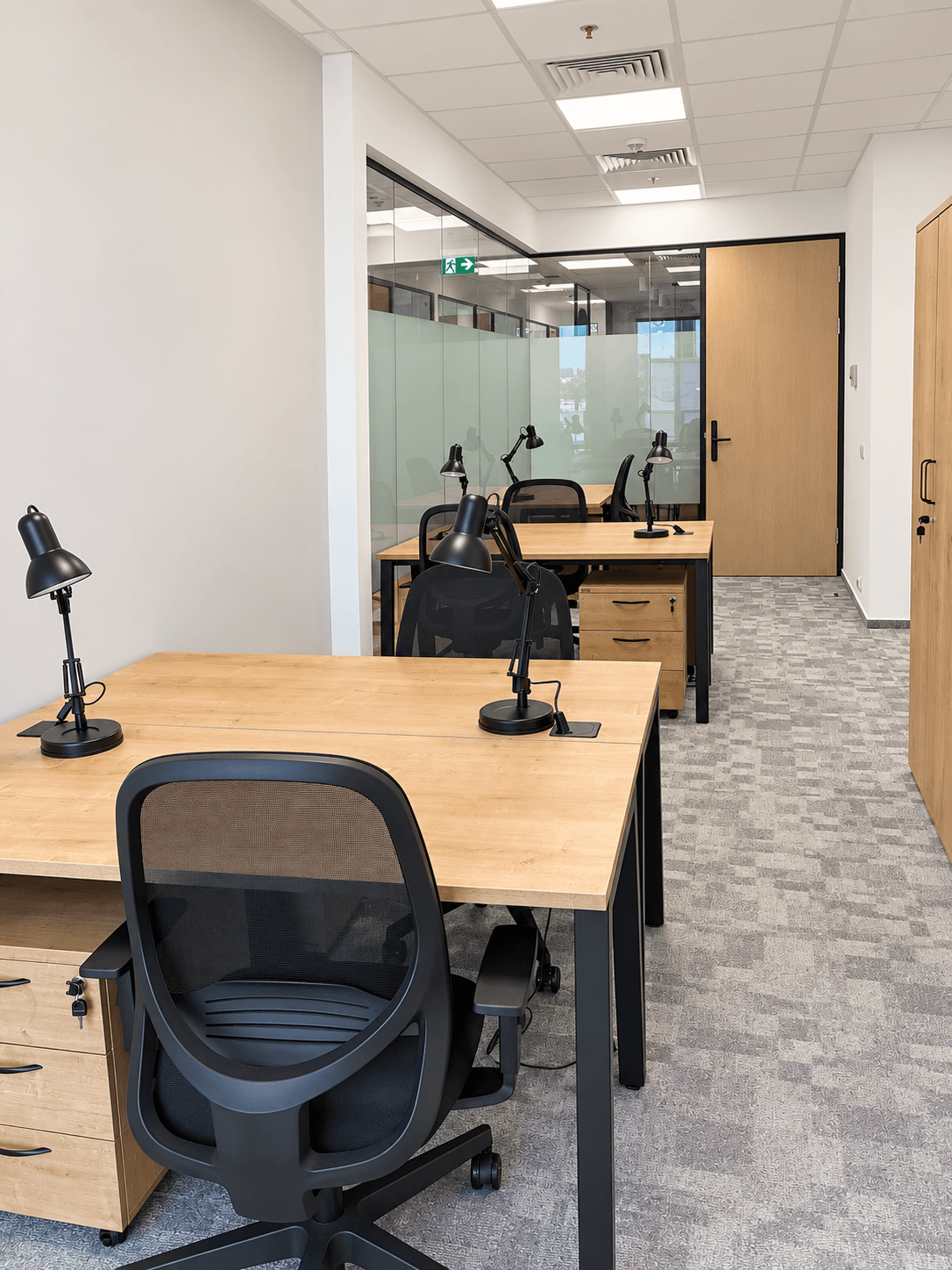 office with 6 workstations office with 6 workstations