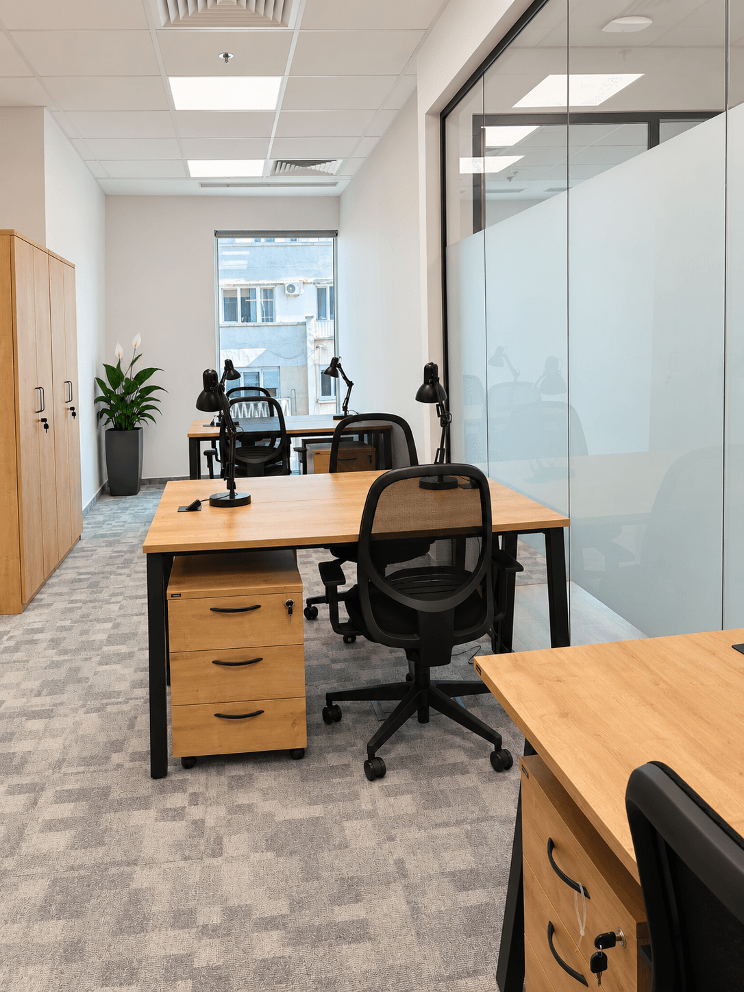 office with 6 workstations office with 6 workstations