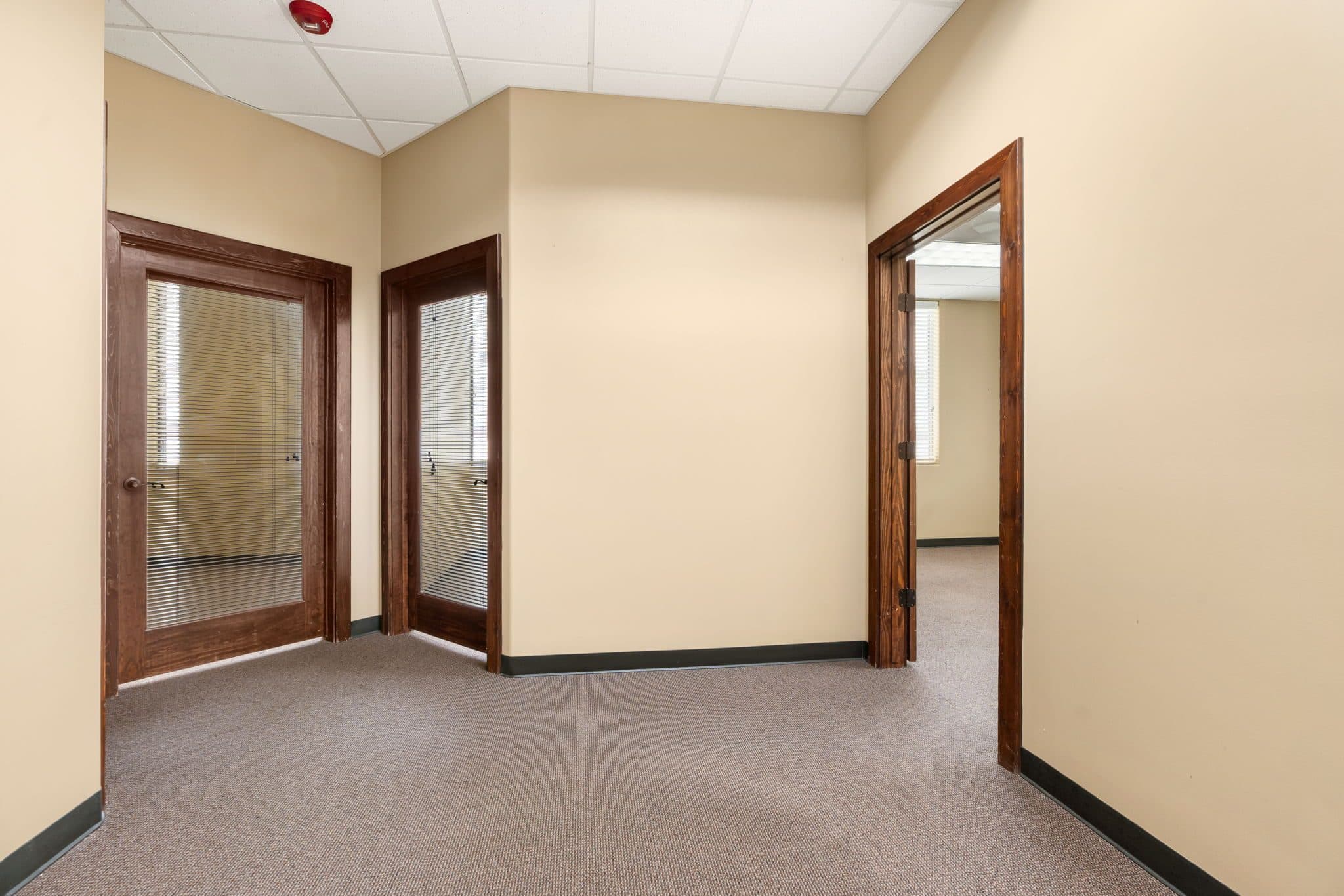 Modern executive suite featuring a flexible and professional layout ideal for expanding businesses, administrative teams, med Modern executive suite featuring a flexible and professional layout ideal for expanding businesses, administrative teams, med