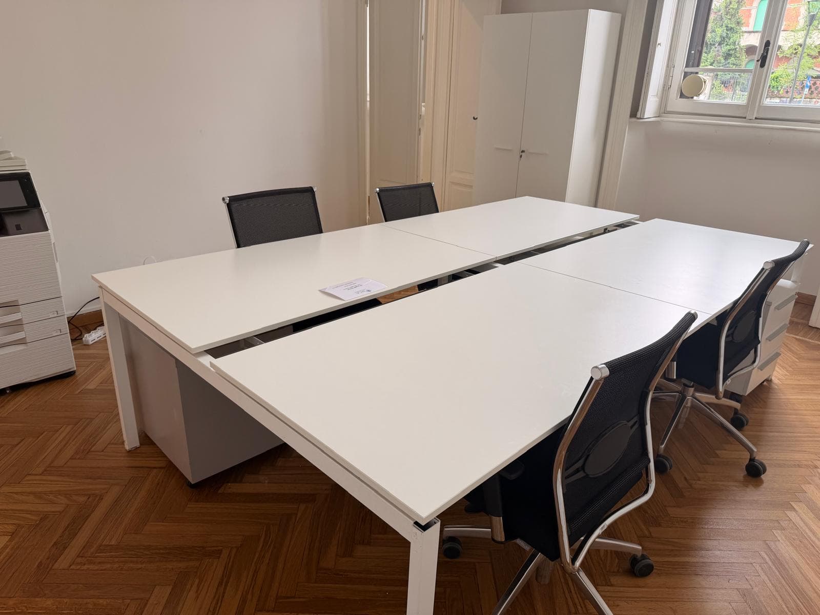 stanza privata con 4 postazioni o scrivanie indipendenti. stanza privata con 4 postazioni o scrivanie indipendenti.