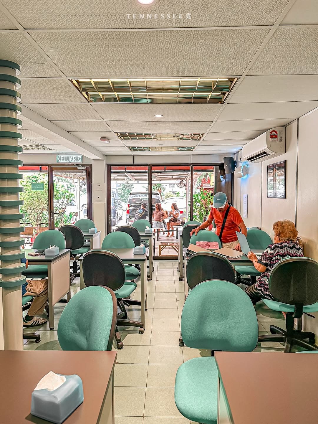 Flexible seating zones, bright lighting, and a welcoming atmosphere that supports creativity, concentration. Flexible seating zones, bright lighting, and a welcoming atmosphere that supports creativity, concentration.