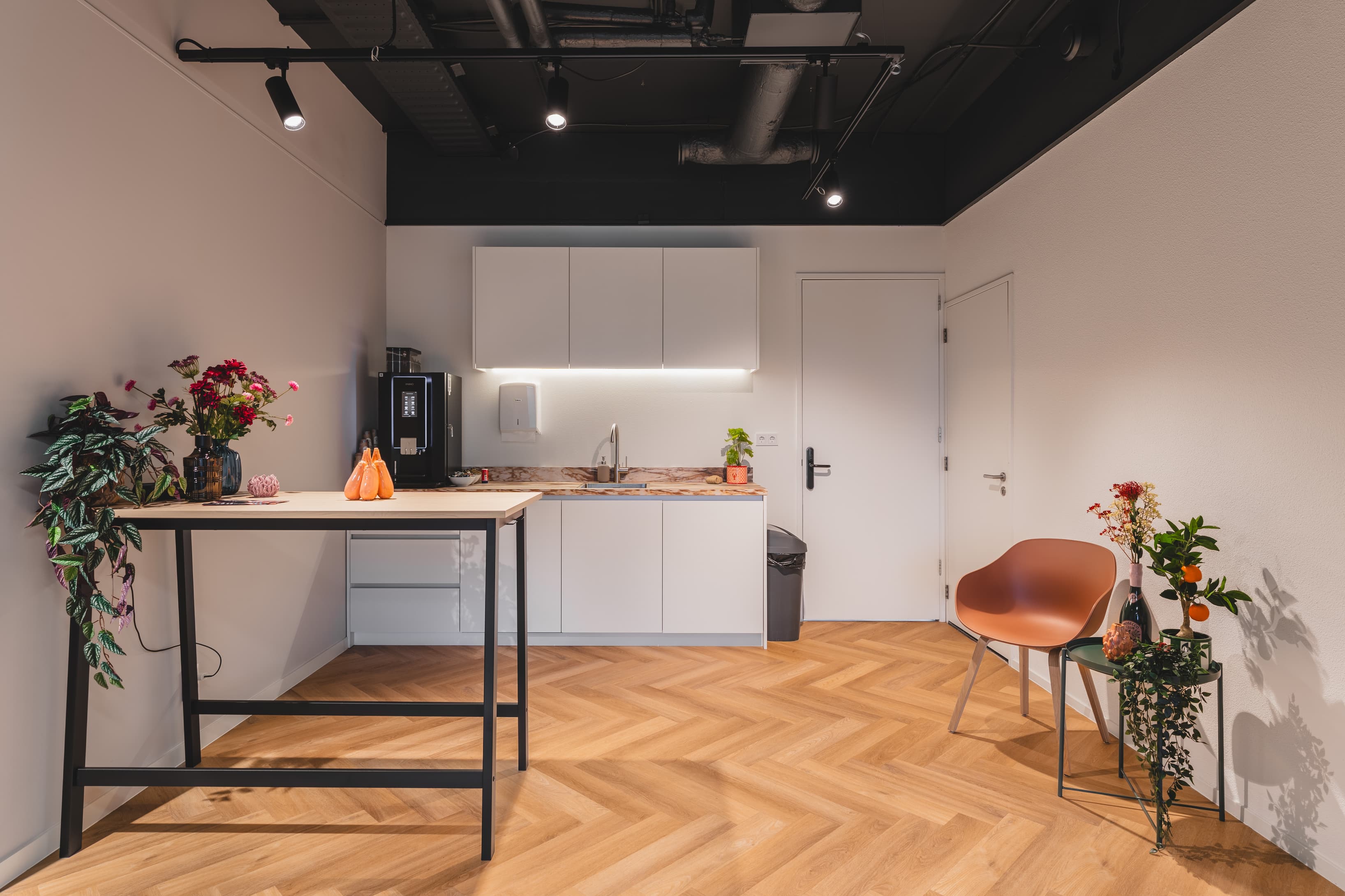 Shared kitchen and informal breakout area at Nexpace Almere, with coffee facilities and modern seating Shared kitchen and informal breakout area at Nexpace Almere, with coffee facilities and modern seating