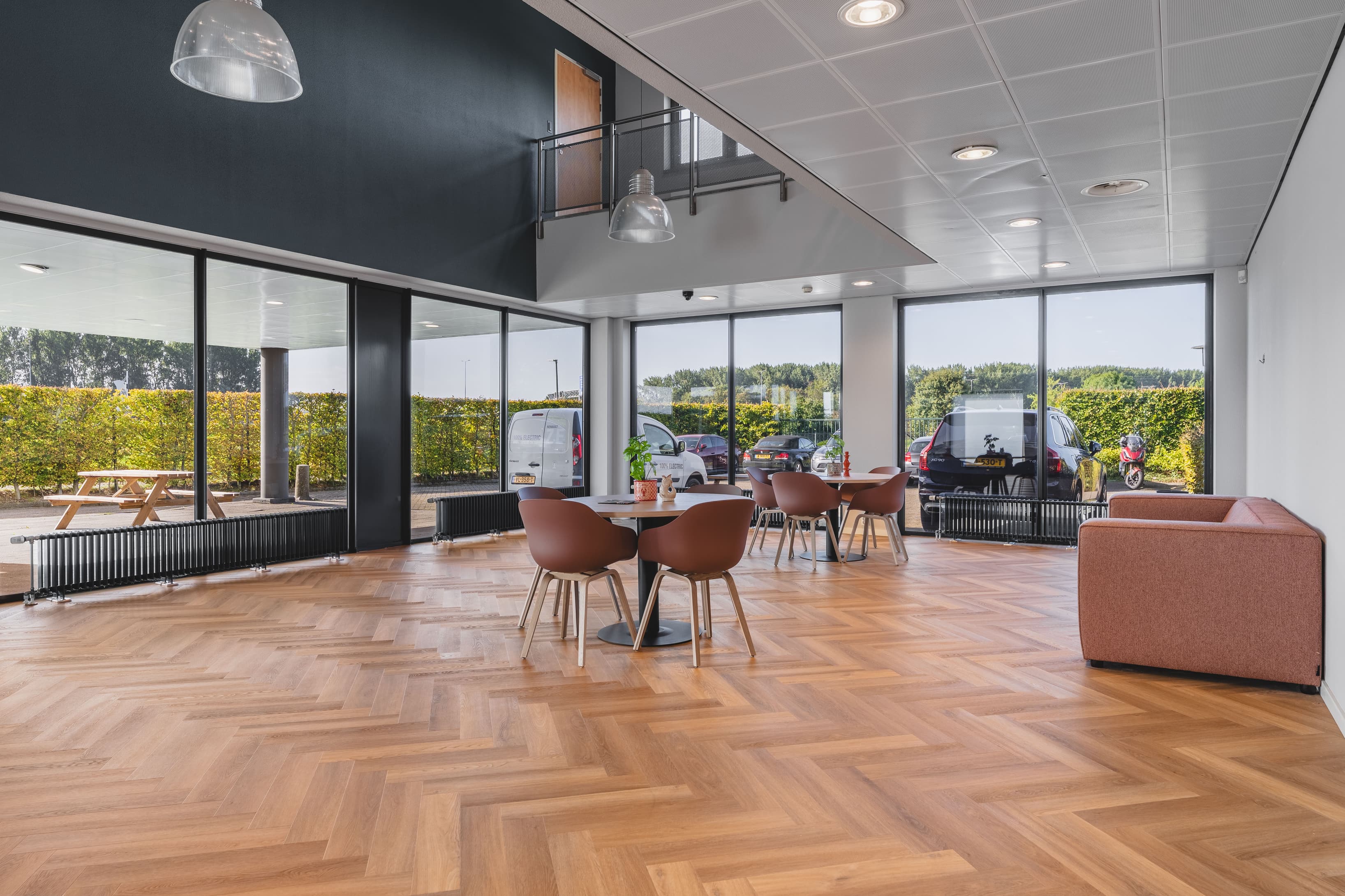 Bright reception and lounge area at Nexpace Almere with informal seating and large windows Bright reception and lounge area at Nexpace Almere with informal seating and large windows