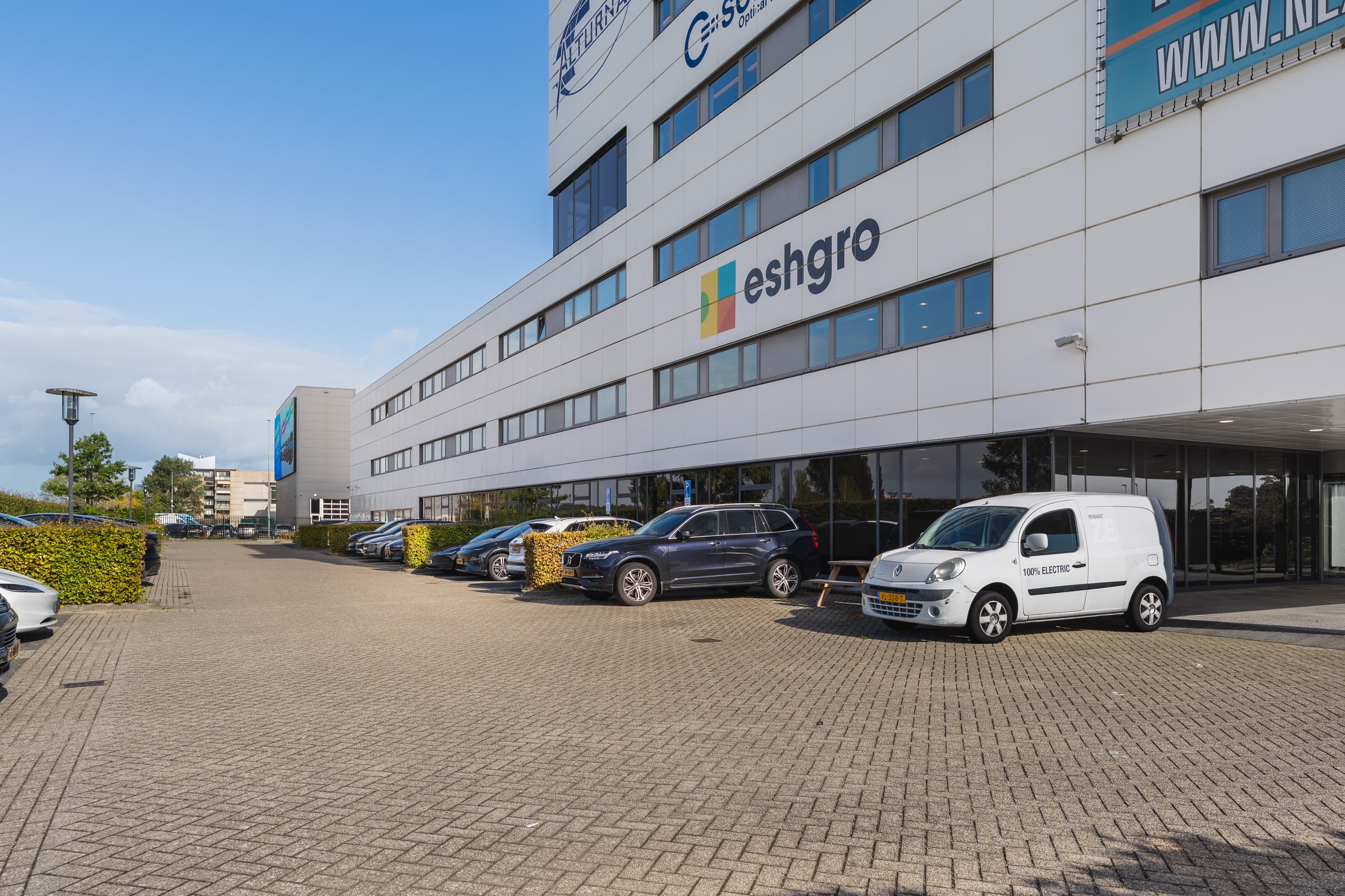 Exterior view of Nexpace Almere with convenient on-site parking directly beside the building Exterior view of Nexpace Almere with convenient on-site parking directly beside the building