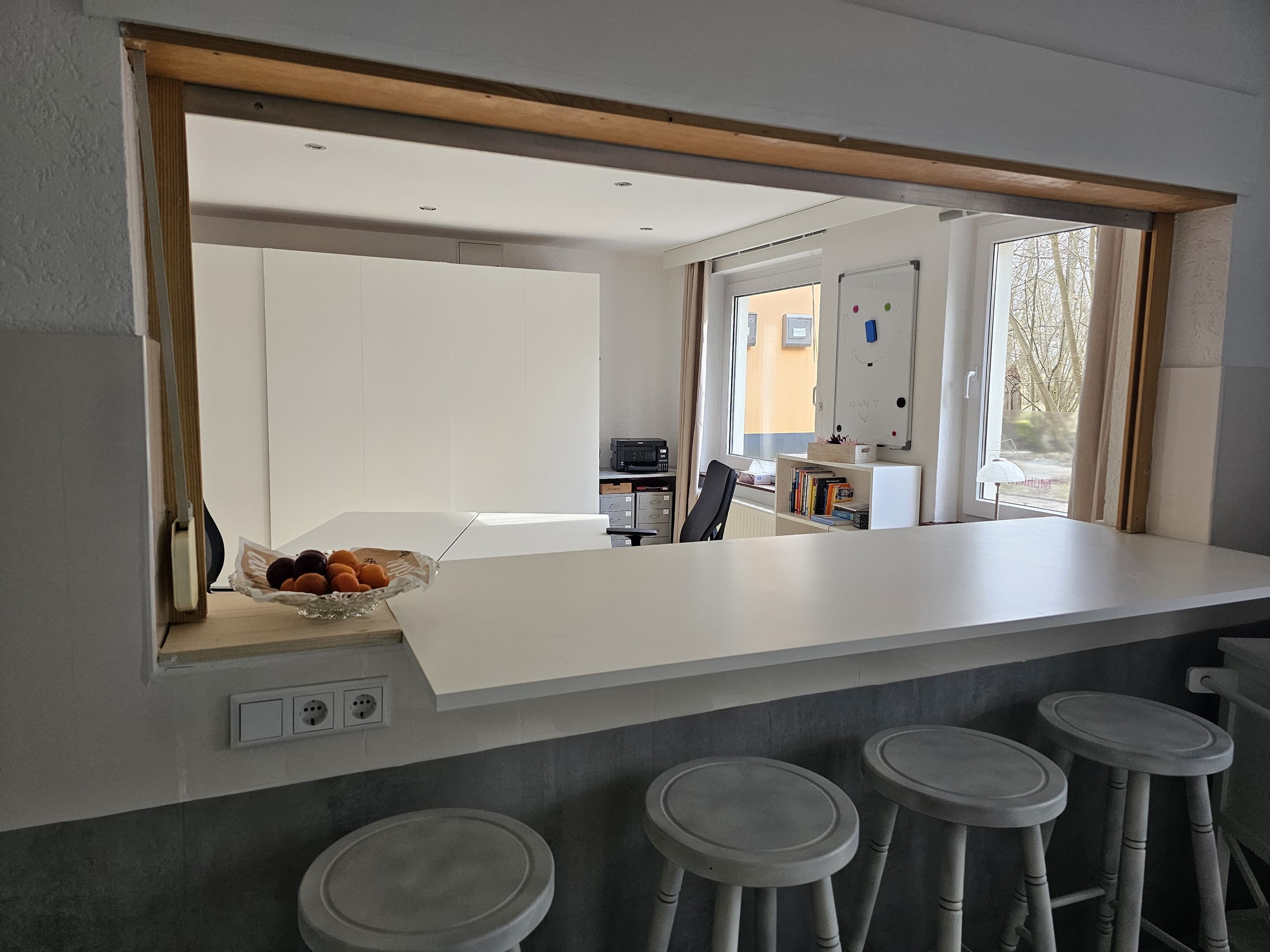 Theke zwischen Küche und Arbeitsbereich (verschließbar) Theke zwischen Küche und Arbeitsbereich (verschließbar)