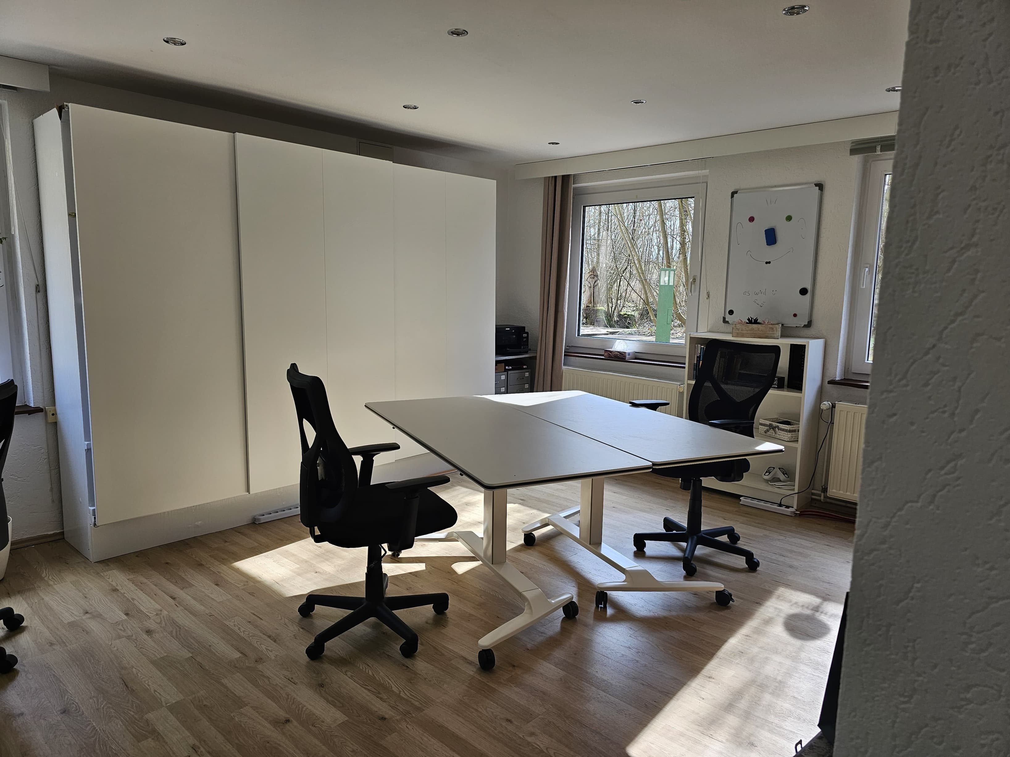 Coworkingbüro bis zu 3 Arbeitsplätze Coworkingbüro bis zu 3 Arbeitsplätze