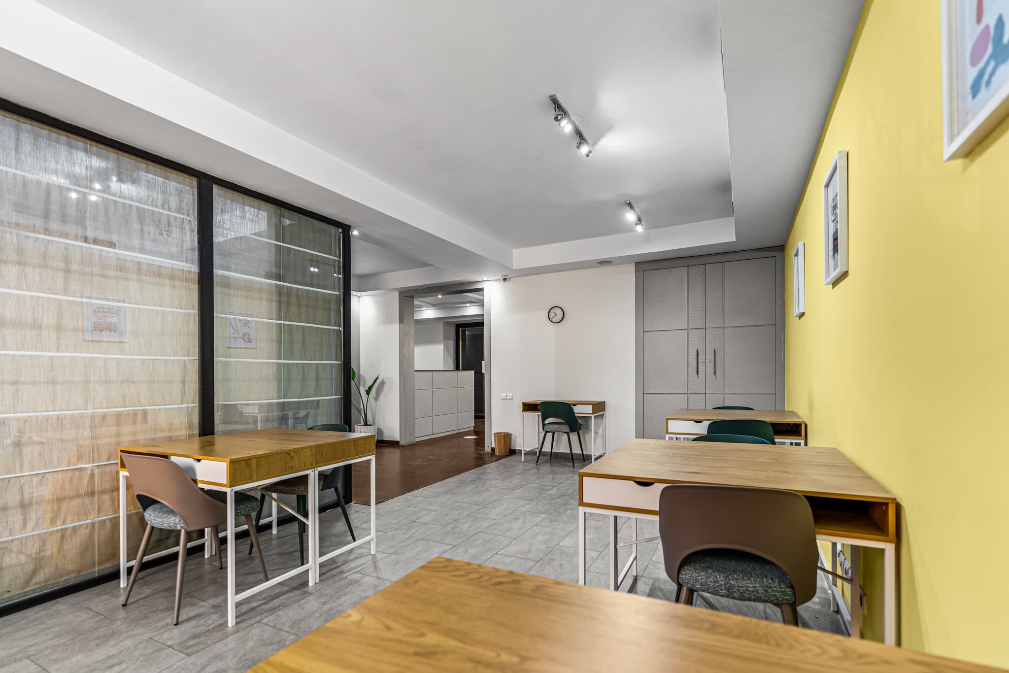 A flexible desk in our shared open space. Book it by the hour or the day, with fast Wi-Fi and a friendly, focused atmosphere. A flexible desk in our shared open space. Book it by the hour or the day, with fast Wi-Fi and a friendly, focused atmosphere.